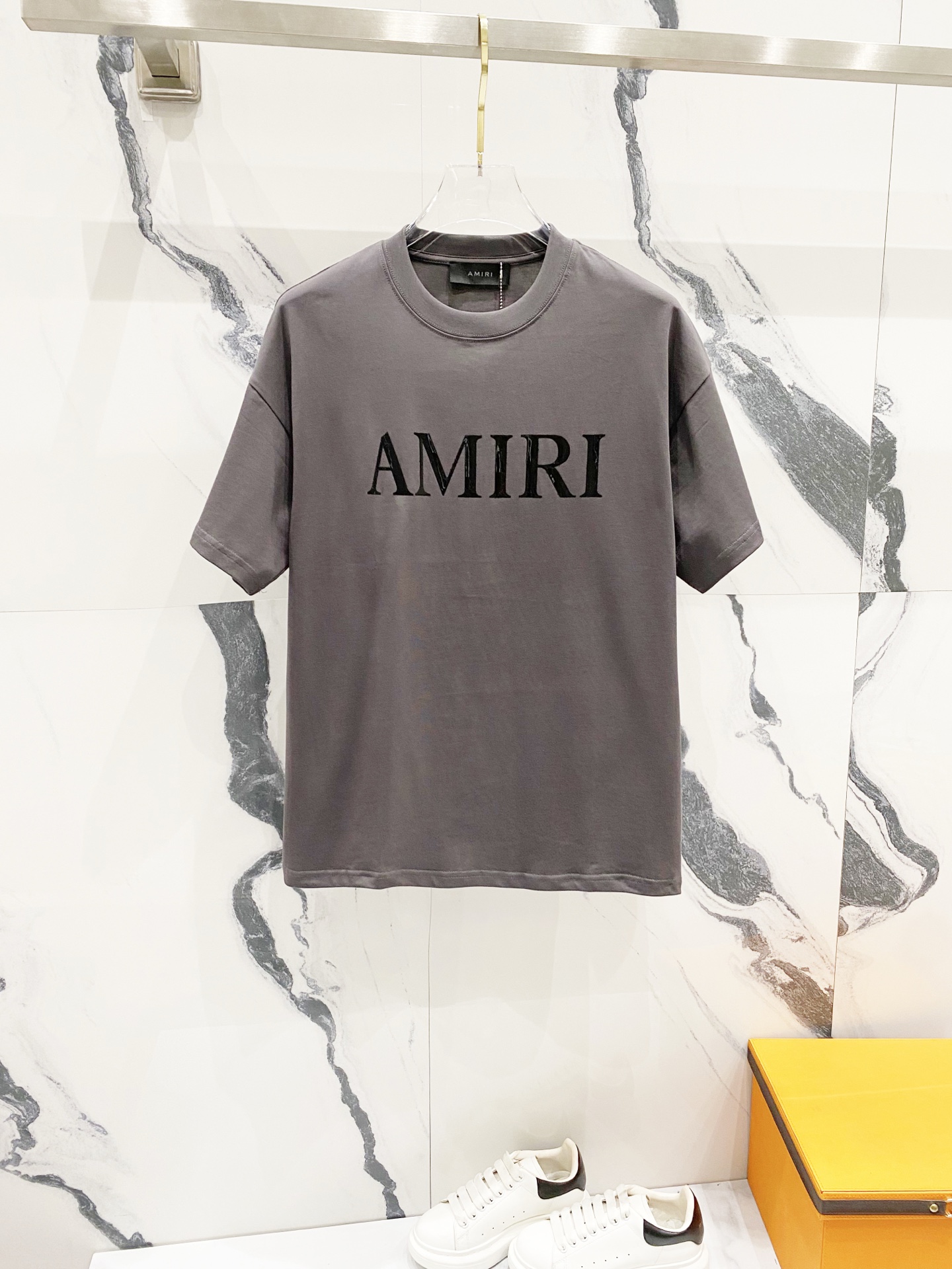 NO:135533,AMIRI/Amiri 260g round neck short-sleeved T-shirt Classic brand offset letter printing LOGO craft logo Official synchronization High-quality High-quality Fashionable personality Versatile trend Pure original quality Original fabric Tag Collar logo Washed wheat Three-mark complete Color: Black. White. Gray. Size XS-L,,amiri, T-shirt,tees, t-shirt,alexander wang19860909AMIRI/阿米里 260克圆领短袖T恤 经典品牌胶印字母印花LOGO工艺标识 官方同步 高版本 高品质 时尚个性 百搭潮流 纯原品质 原版面料 吊牌 领标 水洗麦 三标齐全 颜色: 黑色.白色.灰色. 尺码XS-L,,amiri,T-shirt,tees，t-shirt,alexander wang,Men's clothing