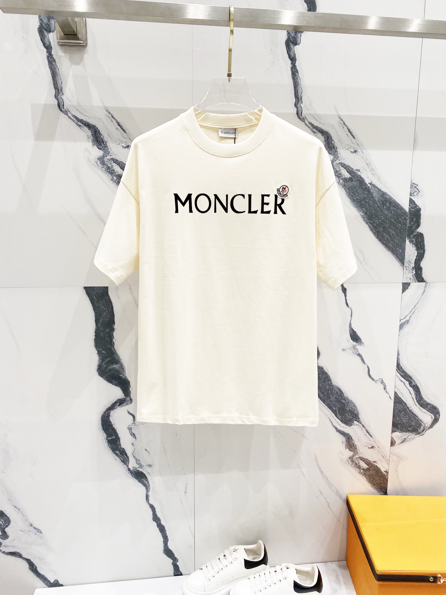 NO:135535,MONCLER/blocked 260g round neck short-sleeved T-shirt Classic flocking letters LOGO printed brand badge design Official synchronization High version High quality Fashion personality Versatile trend Pure original quality Original fabric Tag Collar label Washed wheat Three-mark complete Color: Black. Apricot. Size XS-L,,christian louboutin,Moncler,T-shirt,tees,t-shirt,alexander wang19860909MONCLER/蒙口 260克圆领短袖T恤 经典植绒字母LOGO印花品牌徽章设计 官方同步 高版本 高品质 时尚个性 百搭潮流 纯原品质 原版面料 吊牌 领标 水洗麦 三标齐全 颜色: 黑色.杏色. 尺码XS-L,,christian louboutin,Moncler,T-shirt,tees，t-shirt,alexander wang,Men's clothing