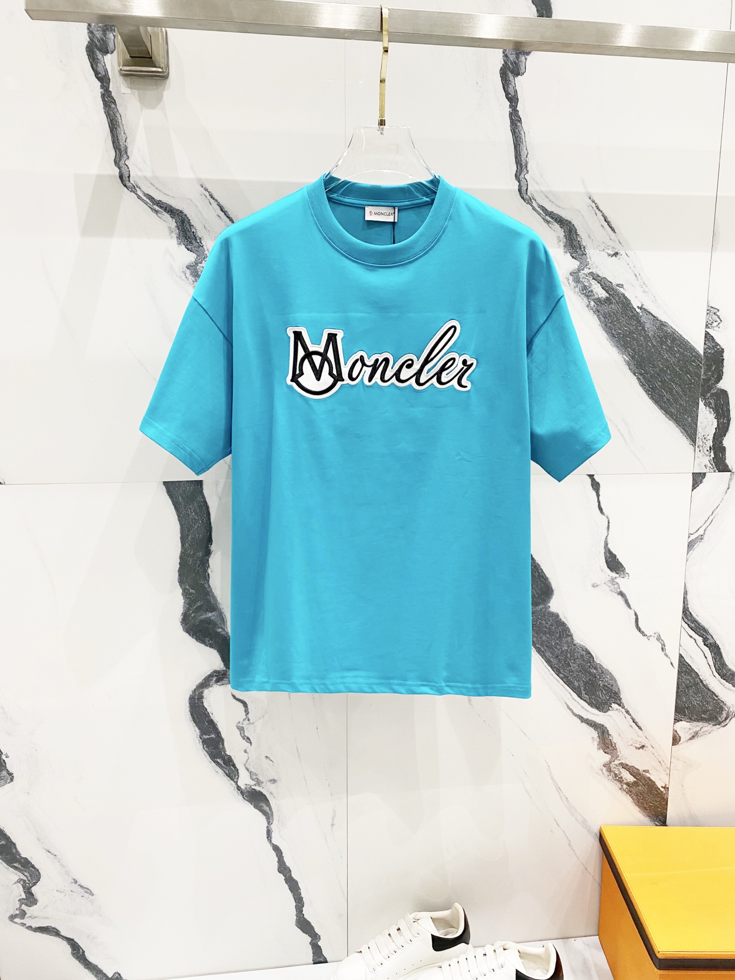 NO:135537,MONCLER/blocked 260g round neck short-sleeved T-shirt Brand patch embroidered letters LOGO logo official synchronization High version High quality Fashion personality Versatile trend Pure original quality Original fabric Tag Collar logo Washed wheat Three-mark complete Color: Black. Apricot. Blue. Size XS-L,,christian louboutin,Moncler,T-shirt,tees,t-shirt,alexander wang19860909MONCLER/蒙口 260克圆领短袖T恤 品牌贴布刺绣字母LOGO章仔标识 官方同步 高版本 高品质 时尚个性 百搭潮流 纯原品质 原版面料 吊牌 领标 水洗麦 三标齐全 颜色: 黑色.杏色.蓝色. 尺码XS-L,,christian louboutin,Moncler,T-shirt,tees，t-shirt,alexander wang,Men's clothing