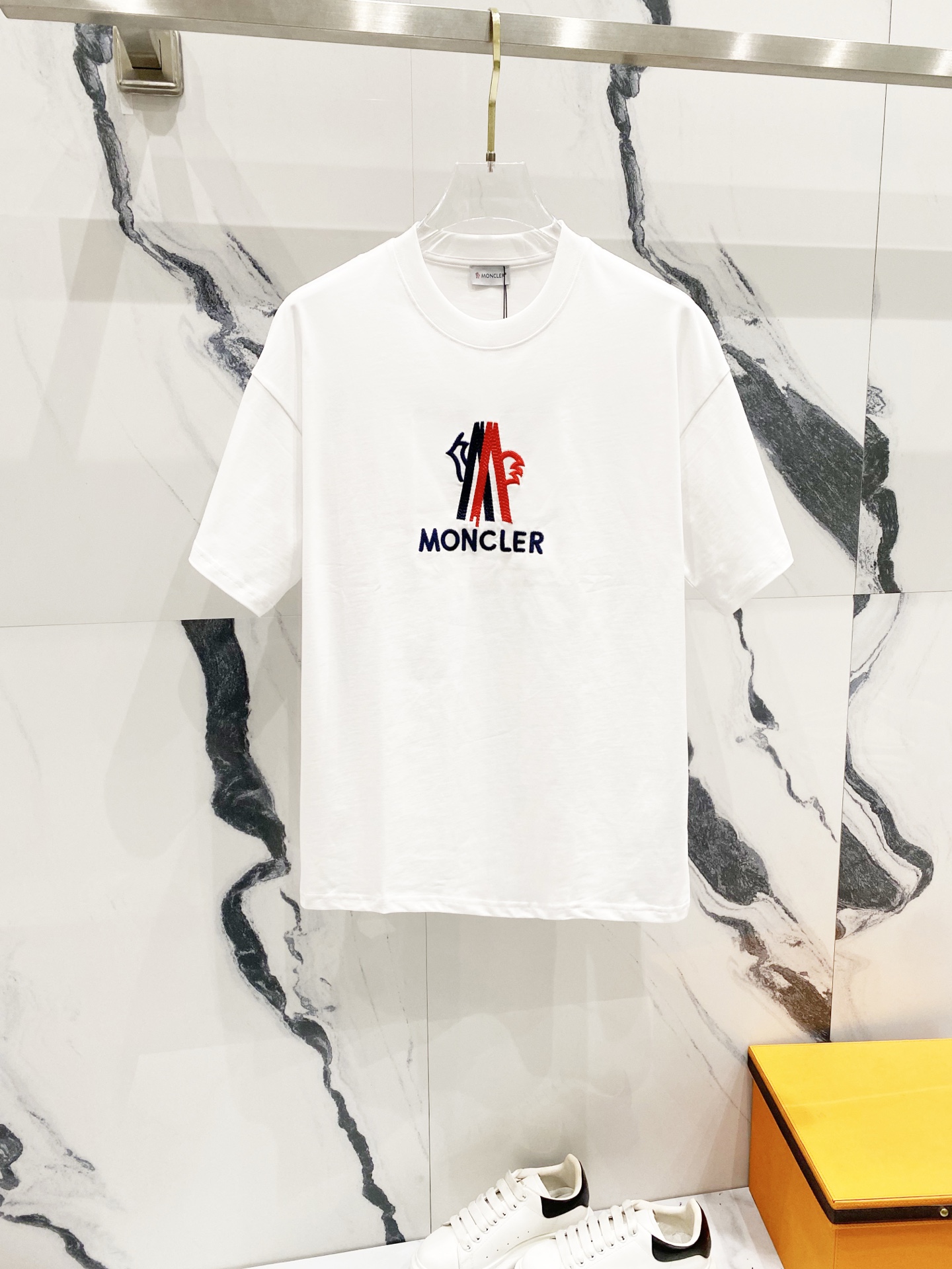 NO:135539,MONCLER/blocked 260g round neck short-sleeved T-shirt color block brand pattern embroidered letters LOGO logo official synchronization High version High quality Fashion personality Versatile trend Pure original quality Original fabric Tag Collar logo Washed wheat Three-mark complete Color: Black. White. Size XS-L,,christian louboutin,Moncler,T-shirt,tees,t-shirt,alexander wang19860909MONCLER/蒙口 260克圆领短袖T恤 拼色品牌图案刺绣字母LOGO标识 官方同步 高版本 高品质 时尚个性 百搭潮流 纯原品质 原版面料 吊牌 领标 水洗麦 三标齐全 颜色: 黑色.白色. 尺码XS-L,,christian louboutin,Moncler,T-shirt,tees，t-shirt,alexander wang,Men's clothing