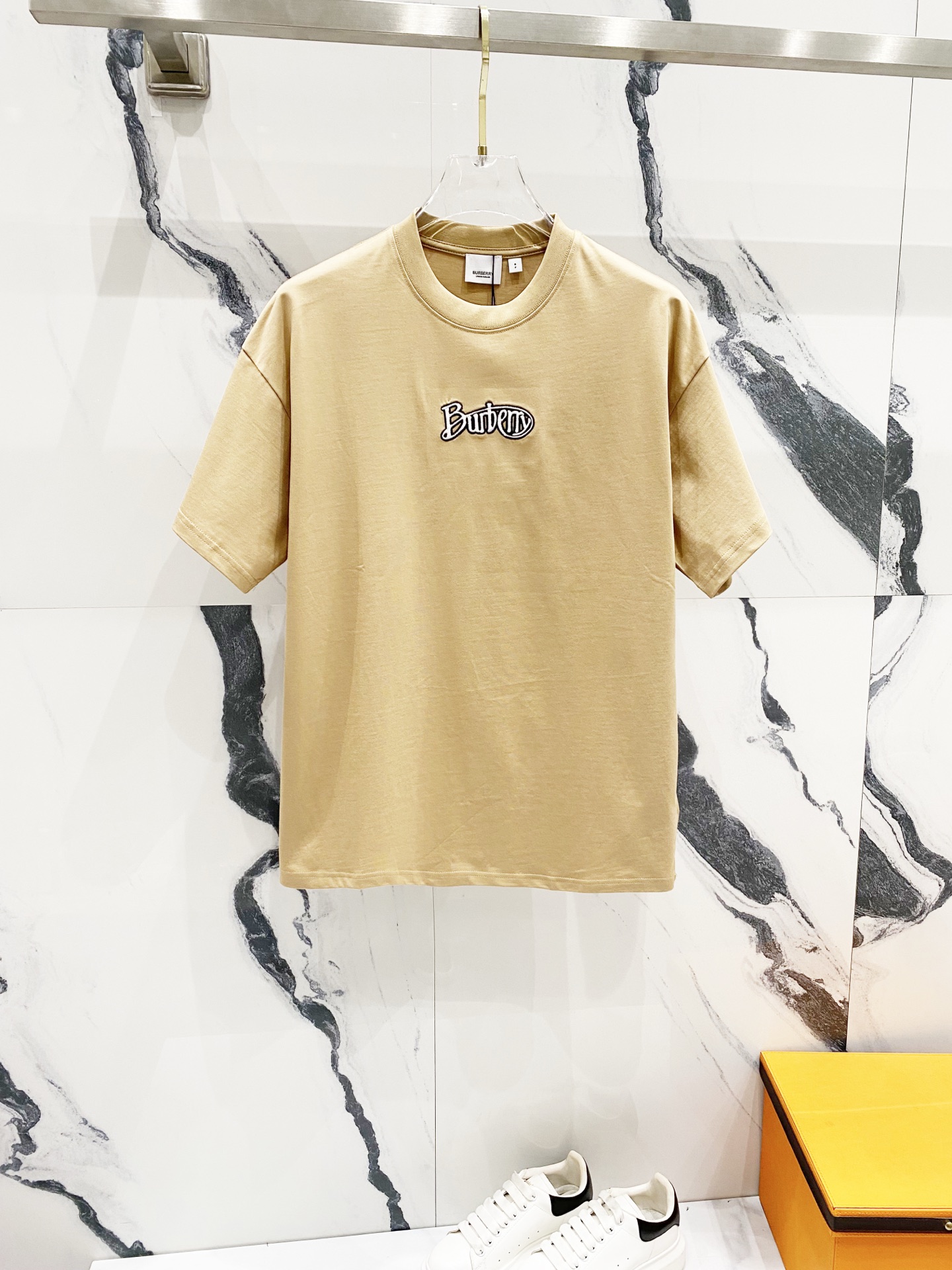 NO:135530,BURBERRY 260g round neck short-sleeved T-shirt Simple breast micro-label letters LOGO embroidery logo Official synchronization High-quality High-quality Fashionable and personalized versatile trend Pure original quality Original fabric Tag Collar logo Washed wheat Three-mark complete Color: Black. White. Khaki. Size XS-L,,burberry,burberry,T-shirt,tees,t-shirt,alexander wang19860909BURBERRY/巴宝莉 260克圆领短袖T恤 简约胸前微标字母LOGO刺绣标识 官方同步 高版本 高品质 时尚个性 百搭潮流 纯原品质 原版面料 吊牌 领标 水洗麦 三标齐全 颜色: 黑色.白色.卡其色. 尺码XS-L,,burberry,burberry,T-shirt,tees，t-shirt,alexander wang,Men's clothing