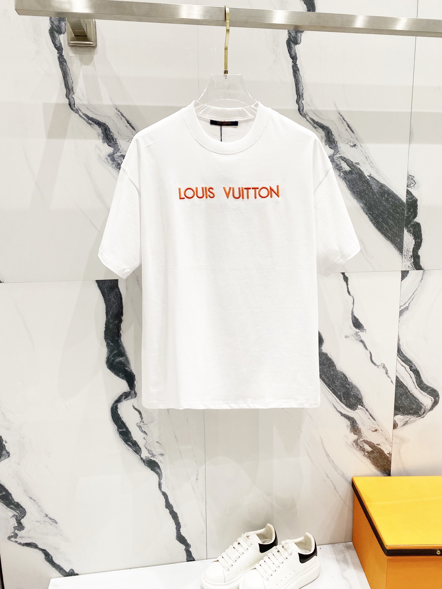 NO:135534,LOUISVUITTON/Louis Vuitton 260g round neck short-sleeved T-shirt Brand letter arrangement orange embroidery LOGO craft logo Official synchronization High version High quality Fashion personality Versatile trend Pure original quality Original fabric Tag Collar logo Washed wheat Three-mark complete Color: Black. White. Size XS-L,,louis vuitton,louis vuitton,T-shirt,tees,t-shirt,alexander wang19860909LOUISVUITTON/路易威登260克圆领短袖T恤 品牌字母排列橙色刺绣LOGO工艺标识 官方同步 高版本 高品质 时尚个性 百搭潮流 纯原品质 原版面料 吊牌 领标 水洗麦 三标齐全 颜色: 黑色.白色. 尺码XS-L,,louis vuitton,louis vuitton,T-shirt,tees，t-shirt,alexander wang,Men's clothing