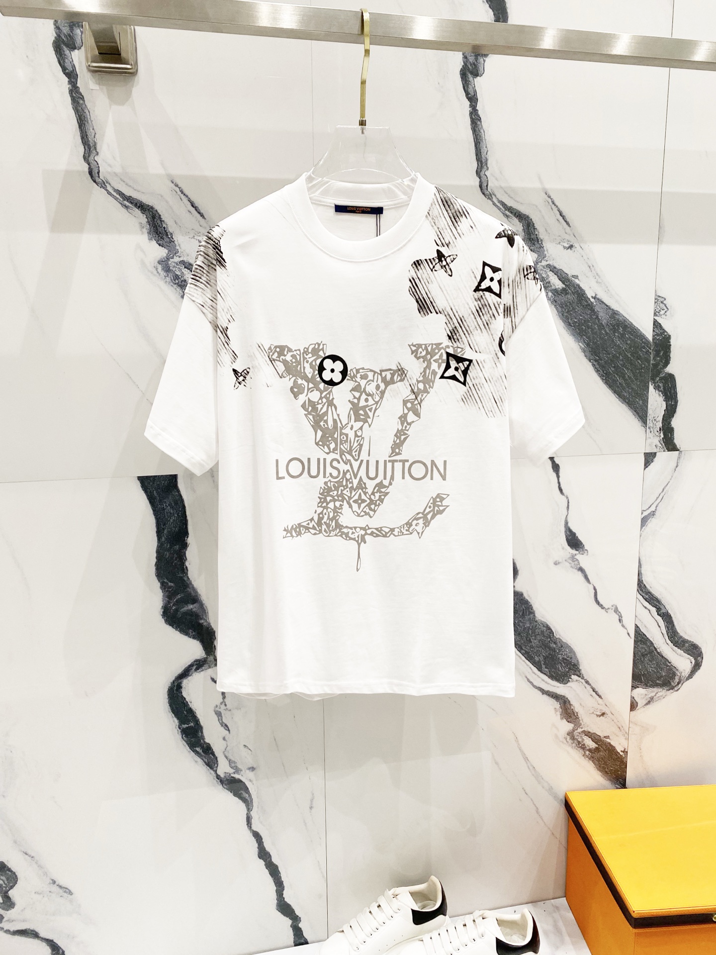 NO:135536,LOUISVUITTON/Louis Vuitton 260g round neck short-sleeved T-shirt Brand LOGO letter ink dressing printing process logo Official synchronization High-quality High-quality Fashionable and personalized versatile trend Pure original quality Original fabric Tag Collar logo Washed wheat Three-mark complete Color: Black. White. Size XS-L,,louis vuitton,louis vuitton,T-shirt,tees,t-shirt,alexander wang19860909LOUISVUITTON/路易威登260克圆领短袖T恤 品牌LOGO字母水墨拉酱印花工艺标识 官方同步 高版本 高品质 时尚个性 百搭潮流 纯原品质 原版面料 吊牌 领标 水洗麦 三标齐全 颜色: 黑色.白色. 尺码XS-L,,louis vuitton,louis vuitton,T-shirt,tees，t-shirt,alexander wang,Men's clothing