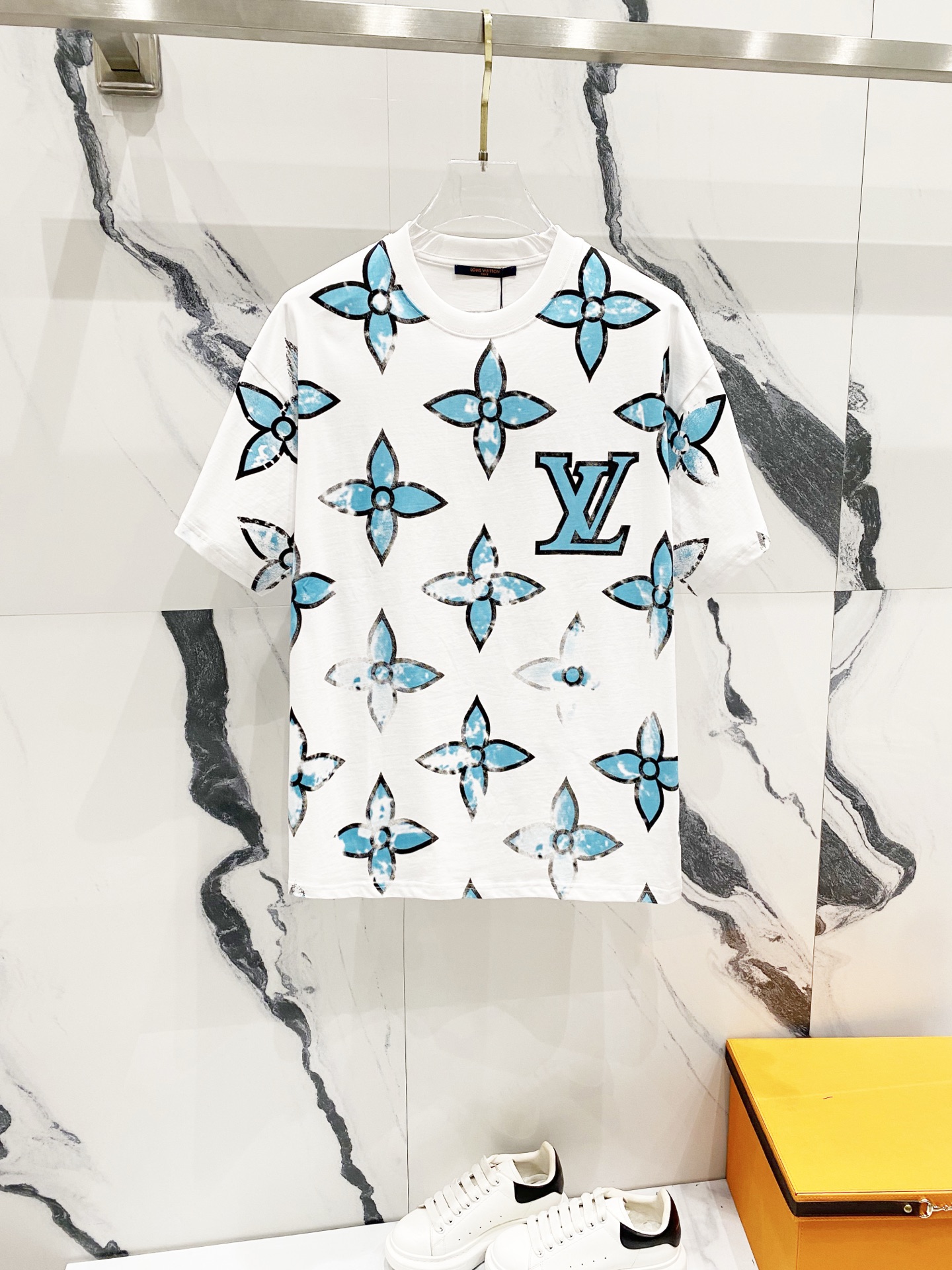 NO:135538,LOUISVUITTON/Louis Vuitton 260g round neck short-sleeved T-shirt, catwalk style full-print gradient inkjet LOGO letter printed logo, official synchronization, high-quality, fashion personality, versatile trend, pure original quality, original fabric, tag, collar logo, washing wheat, three-mark complete color: black. White. Size XS-L,,louis vuitton,louis vuitton,T-shirt,tees,t-shirt,alexander wang19860909LOUISVUITTON/路易威登260克圆领短袖T恤 走秀款满印渐变喷墨LOGO字母印花标识 官方同步 高版本 高品质 时尚个性 百搭潮流 纯原品质 原版面料 吊牌 领标 水洗麦 三标齐全 颜色: 黑色.白色. 尺码XS-L,,louis vuitton,louis vuitton,T-shirt,tees，t-shirt,alexander wang,Men's clothing