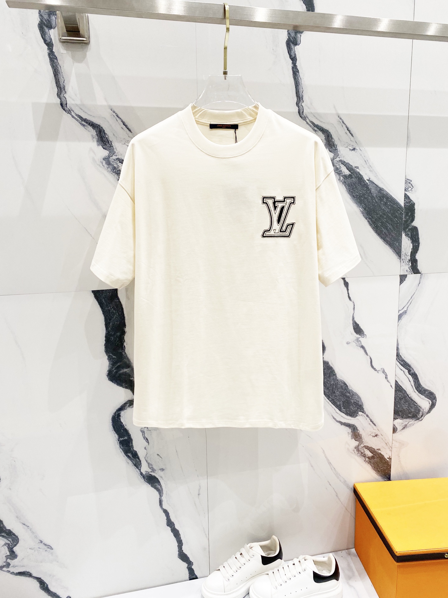 NO:135540,LOUISVUITTON/Louis Vuitton 260g round neck short-sleeved T-shirt Classic hollow embroidered letters LOGO logo design Official synchronization High version High quality Fashion personality Versatile trend Pure original quality Original fabric Tag Collar logo Washed wheat Three-mark complete Color: Black. Apricot color. Size XS-L,,louis vuitton,louis vuitton,T-shirt,tees,t-shirt,alexander wang19860909LOUISVUITTON/路易威登260克圆领短袖T恤 经典镂空刺绣字母LOGO标识设计 官方同步 高版本 高品质 时尚个性 百搭潮流 纯原品质 原版面料 吊牌 领标 水洗麦 三标齐全 颜色: 黑色.杏色. 尺码XS-L,,louis vuitton,louis vuitton,T-shirt,tees，t-shirt,alexander wang,Men's clothing