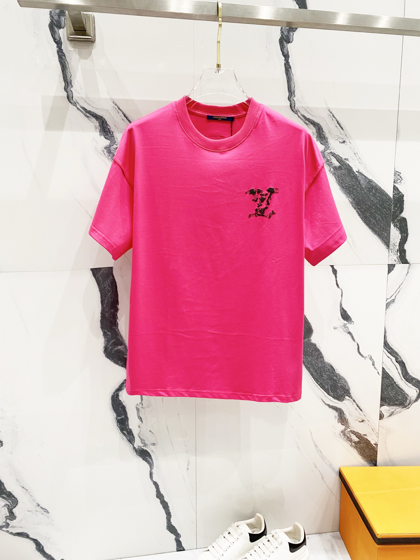 NO:135542,LOUISVUITTON/Louis Vuitton 260g round neck short-sleeved T-shirt Suede foam embellished cloud letters LOGO printing process Official synchronization High-quality High-quality Fashionable and personalized versatile trend Pure original quality Original fabric Tag Collar label Washed wheat Three-mark complete Color: Black. White. Rose red. Size XS-L,,louis vuitton,louis vuitton,T-shirt,tees,t-shirt,alexander wang19860909LOUISVUITTON/路易威登260克圆领短袖T恤 绒面发泡点缀云朵字母LOGO印花工艺 官方同步 高版本 高品质 时尚个性 百搭潮流 纯原品质 原版面料 吊牌 领标 水洗麦 三标齐全 颜色: 黑色.白色.玫红色. 尺码XS-L,,louis vuitton,louis vuitton,T-shirt,tees，t-shirt,alexander wang,Men's clothing