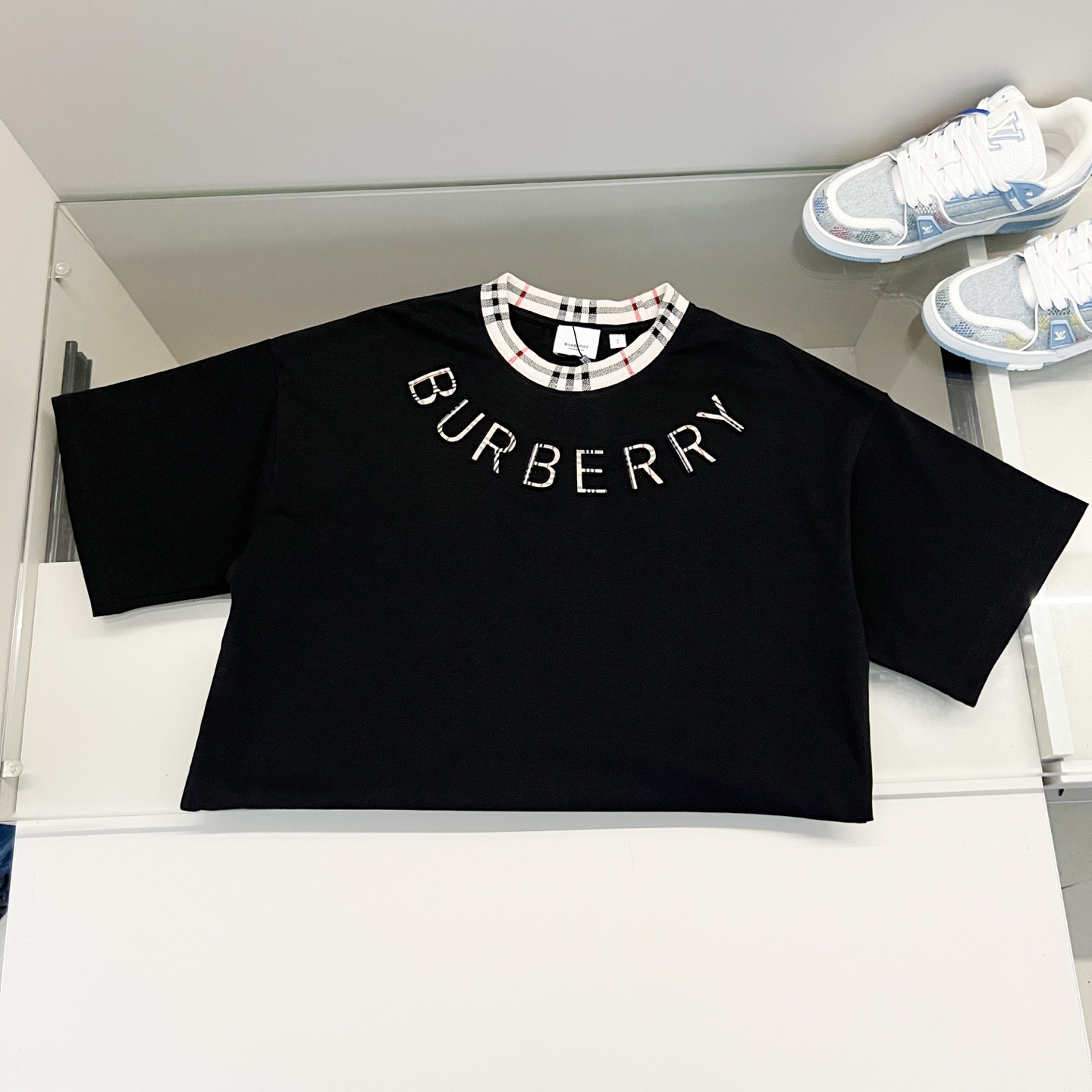 💰85
BURBERRY/巴宝莉 260克圆领短袖T恤
品牌格纹领口立体凹凸字母LOGO压花工艺
官方同步  高版本 高品质
时尚个性  百搭潮流
纯原品质  原版面料
吊牌 领标 水洗麦 三标齐全
颜色: 黑色.杏色.
尺码：XS-L