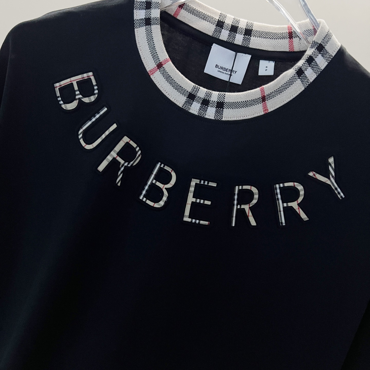 💰85
BURBERRY/巴宝莉 260克圆领短袖T恤
品牌格纹领口立体凹凸字母LOGO压花工艺
官方同步  高版本 高品质
时尚个性  百搭潮流
纯原品质  原版面料
吊牌 领标 水洗麦 三标齐全
颜色: 黑色.杏色.
尺码：XS-L