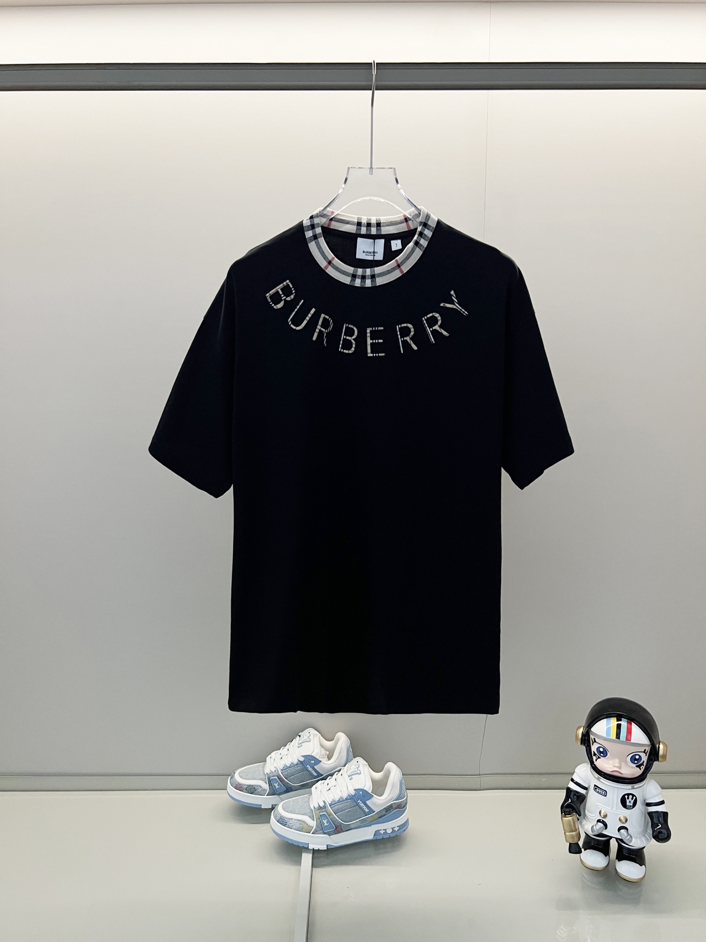 💰85
BURBERRY/巴宝莉 260克圆领短袖T恤
品牌格纹领口立体凹凸字母LOGO压花工艺
官方同步  高版本 高品质
时尚个性  百搭潮流
纯原品质  原版面料
吊牌 领标 水洗麦 三标齐全
颜色: 黑色.杏色.
尺码：XS-L