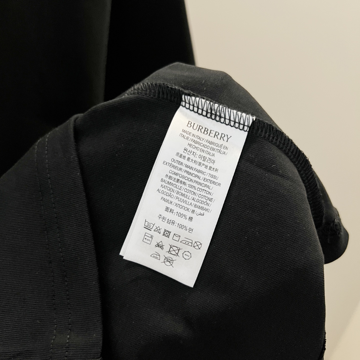 💰85
BURBERRY/巴宝莉 260克圆领短袖T恤
品牌格纹领口立体凹凸字母LOGO压花工艺
官方同步  高版本 高品质
时尚个性  百搭潮流
纯原品质  原版面料
吊牌 领标 水洗麦 三标齐全
颜色: 黑色.杏色.
尺码：XS-L
