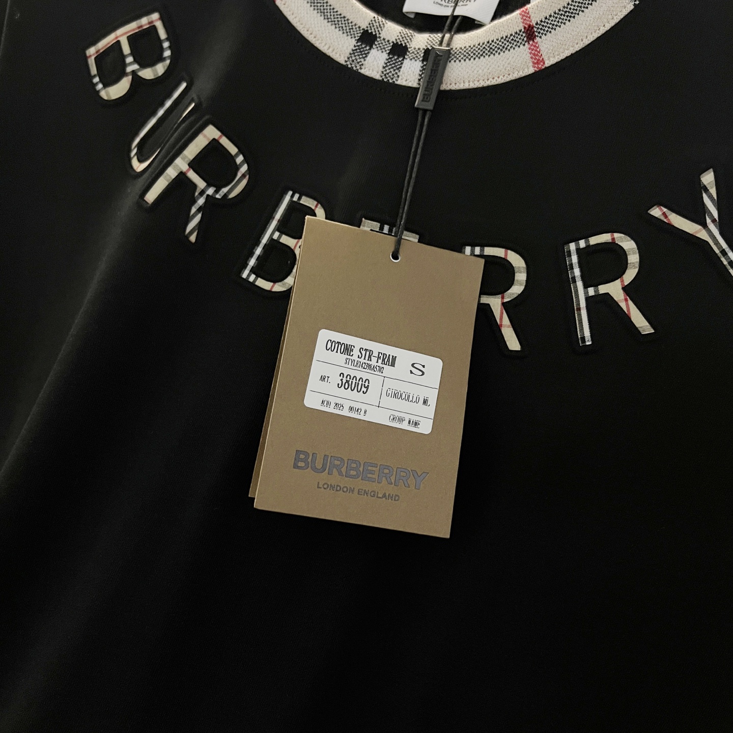 💰85
BURBERRY/巴宝莉 260克圆领短袖T恤
品牌格纹领口立体凹凸字母LOGO压花工艺
官方同步  高版本 高品质
时尚个性  百搭潮流
纯原品质  原版面料
吊牌 领标 水洗麦 三标齐全
颜色: 黑色.杏色.
尺码：XS-L