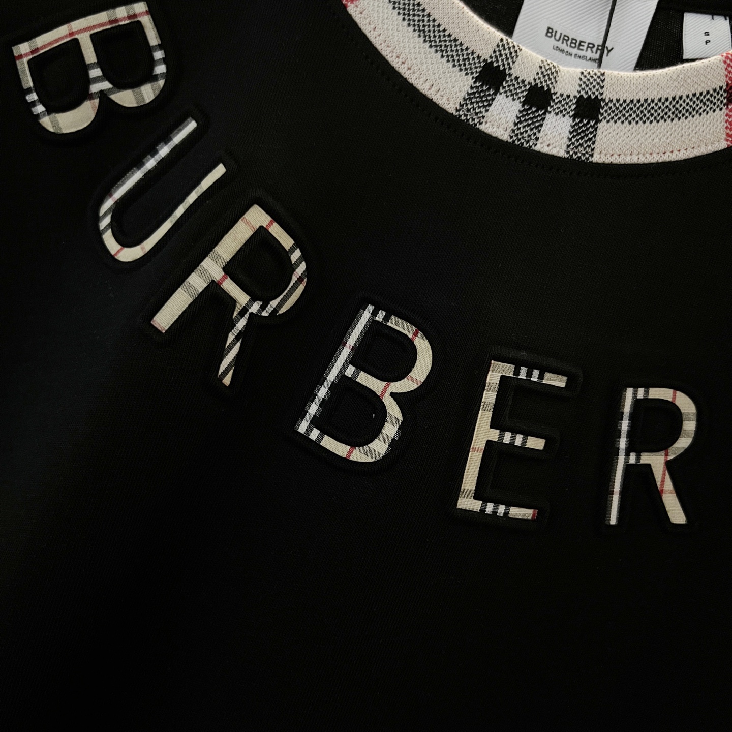 💰85
BURBERRY/巴宝莉 260克圆领短袖T恤
品牌格纹领口立体凹凸字母LOGO压花工艺
官方同步  高版本 高品质
时尚个性  百搭潮流
纯原品质  原版面料
吊牌 领标 水洗麦 三标齐全
颜色: 黑色.杏色.
尺码：XS-L