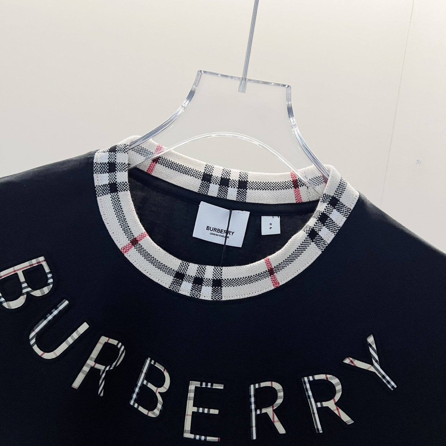 💰85
BURBERRY/巴宝莉 260克圆领短袖T恤
品牌格纹领口立体凹凸字母LOGO压花工艺
官方同步  高版本 高品质
时尚个性  百搭潮流
纯原品质  原版面料
吊牌 领标 水洗麦 三标齐全
颜色: 黑色.杏色.
尺码：XS-L