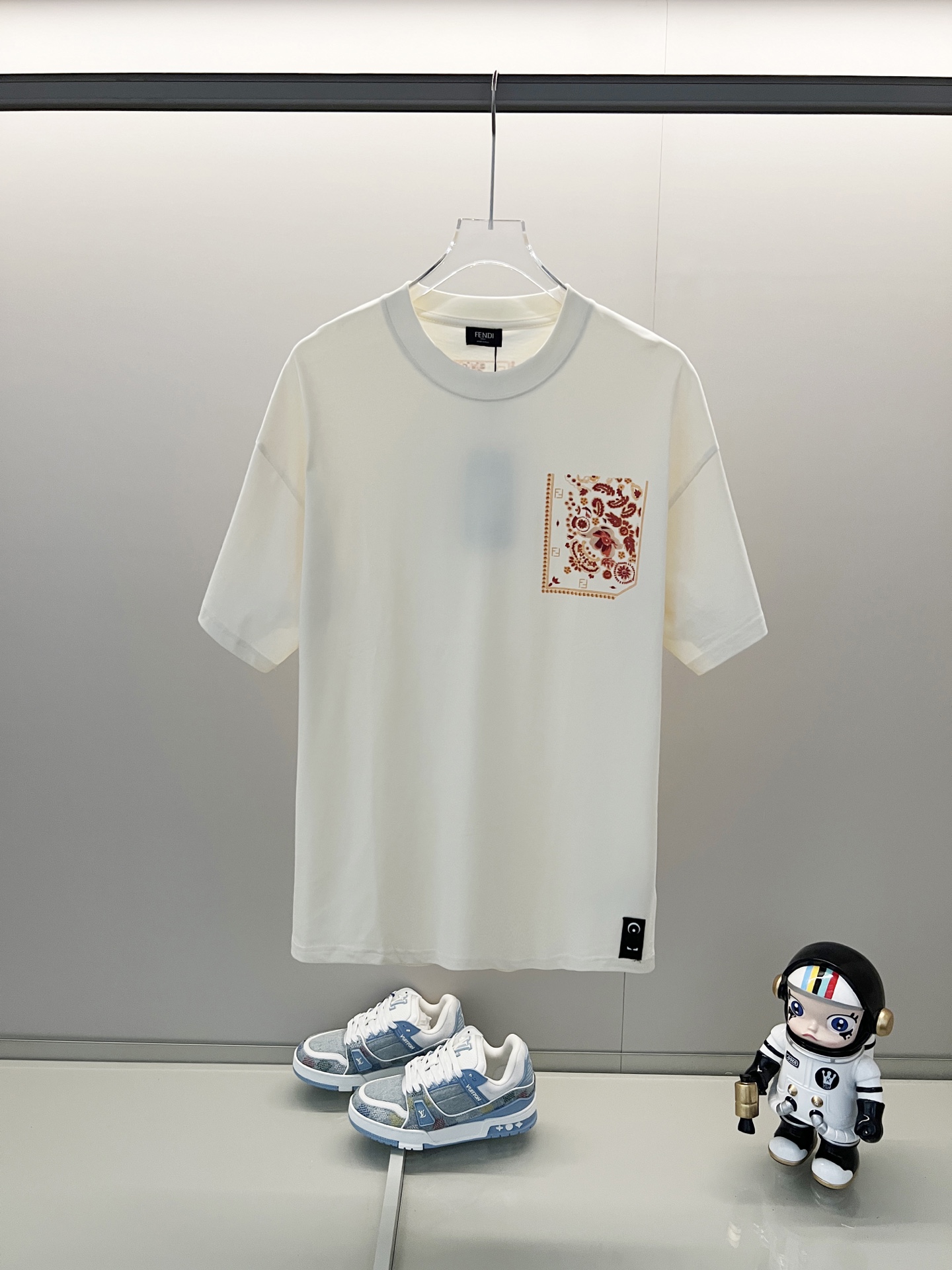 FENDI/Fendi 260g camiseta de manga corta con cuello redondo, bolsillo falso con logotipo FF de pétalos y hojas caídas �…