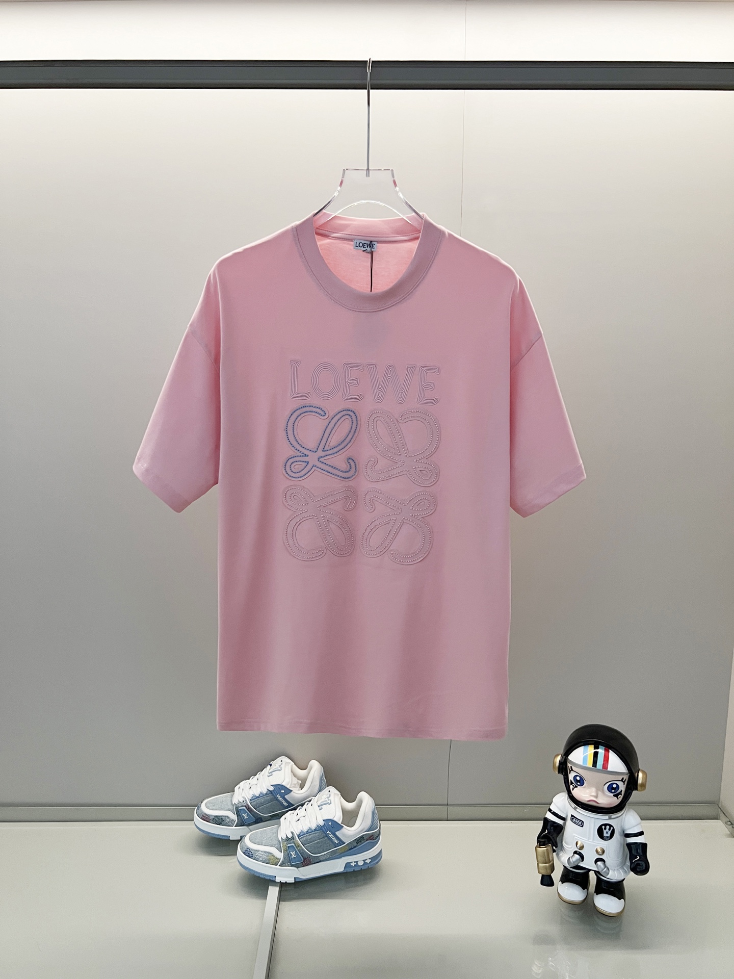 🅿️90 LOEWE/罗意威 260克圆领短袖T恤 拼色刺绣🪡走线字母大LOGO工艺标识 官方同步 高版本 高品质 时尚个性 百搭潮流 纯原品质 原版面料 吊牌 领标 水洗麦 三标齐全 颜色: 黑色.白色.粉色 尺码：XS-L