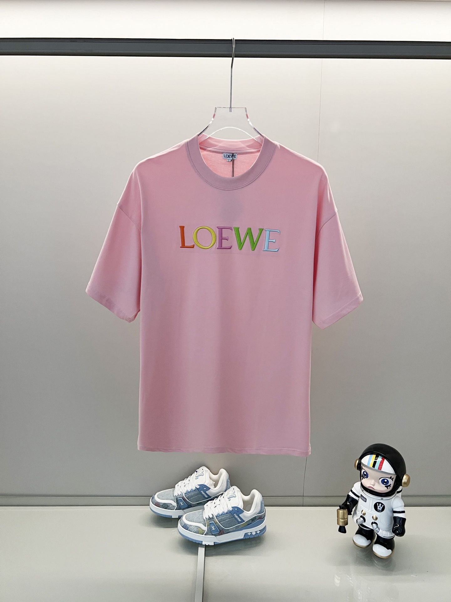 🅿️90 LOEWE/罗意威 260克圆领短袖T恤 七彩排列刺绣🪡字母LOGO工艺标识 官方同步 高版本 高品质 时尚个性 百搭潮流 纯原品质 原版面料 吊牌 领标 水洗麦 三标齐全 颜色: 黑色.杏色.粉色. 尺码：XS-L