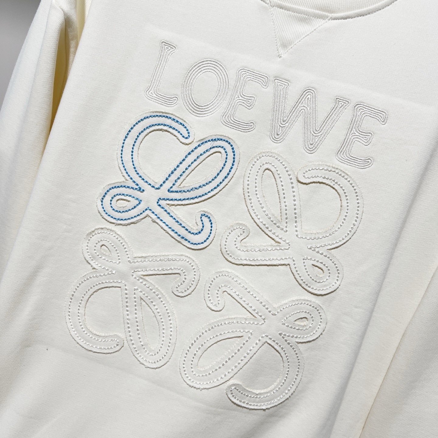 🅿️118
LOEWE/罗意威 420克纯棉圆领卫衣
撞色字母针织图腾LOGO贴布刺绣🪡工艺
官方同步  高版本 高品质
时尚个性  百搭潮流
纯原品质  原版面料
吊牌 领标 水洗麦 三标齐全
颜色: 黑色.杏色.绿色.卡其色.
尺码：XS-L