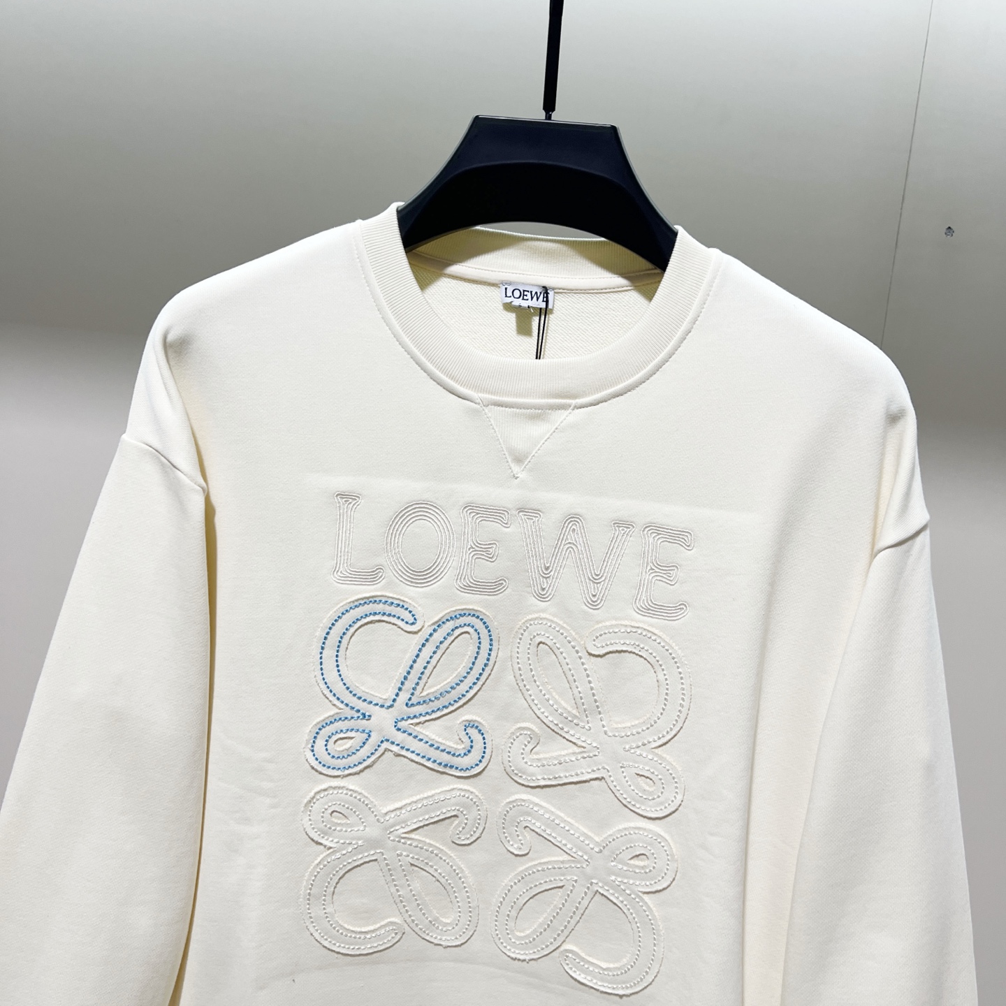 🅿️118
LOEWE/罗意威 420克纯棉圆领卫衣
撞色字母针织图腾LOGO贴布刺绣🪡工艺
官方同步  高版本 高品质
时尚个性  百搭潮流
纯原品质  原版面料
吊牌 领标 水洗麦 三标齐全
颜色: 黑色.杏色.绿色.卡其色.
尺码：XS-L
