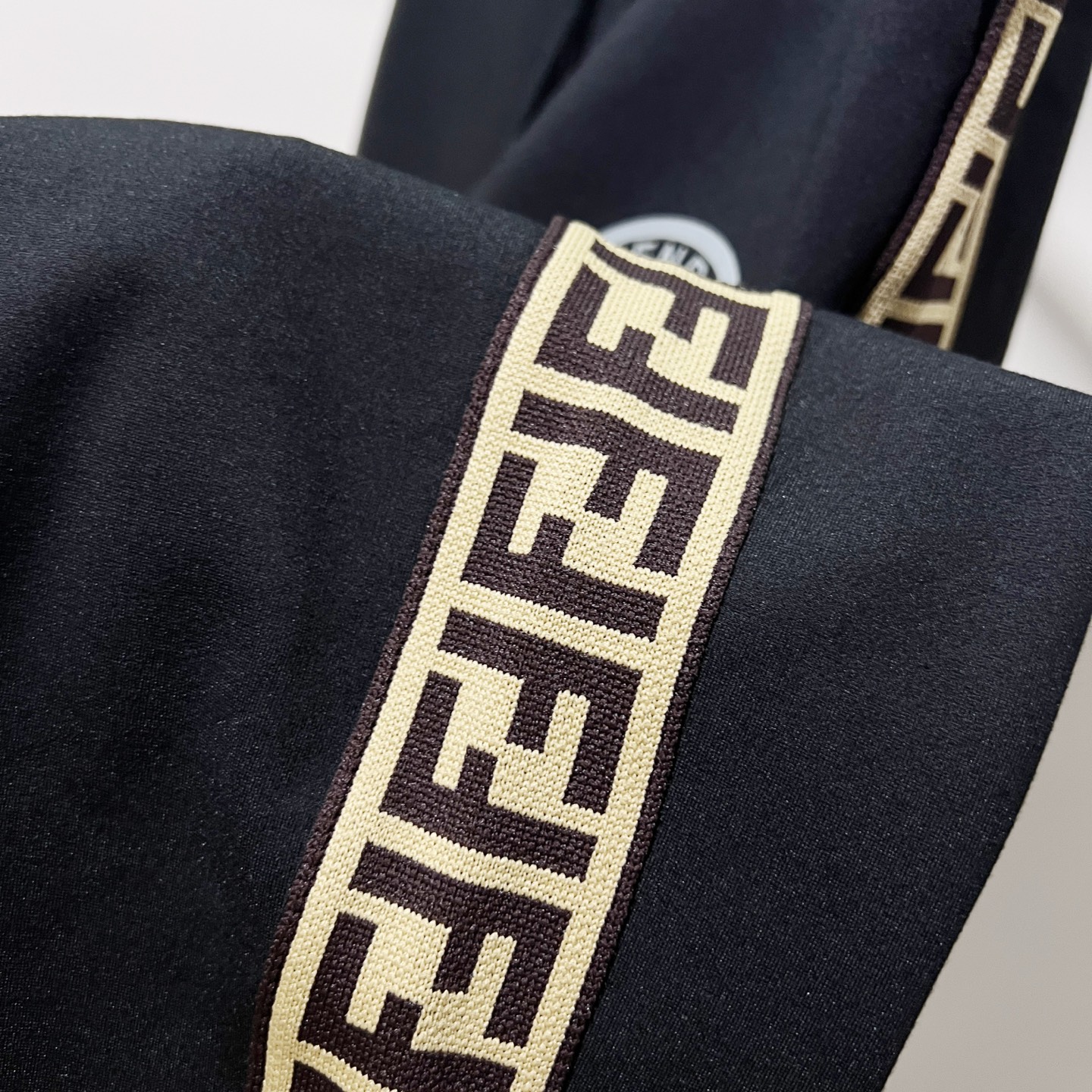 Pantalón de chándal Fendi negro con logo y franja lateral FF para hombre 9 i1757352282795 5589 0 7