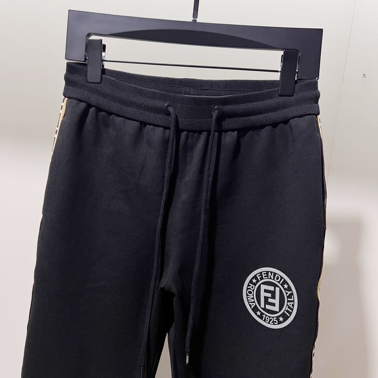 Pantalón de chándal Fendi negro con logo y franja lateral FF para hombre 4 i1757352282798 327 0 2