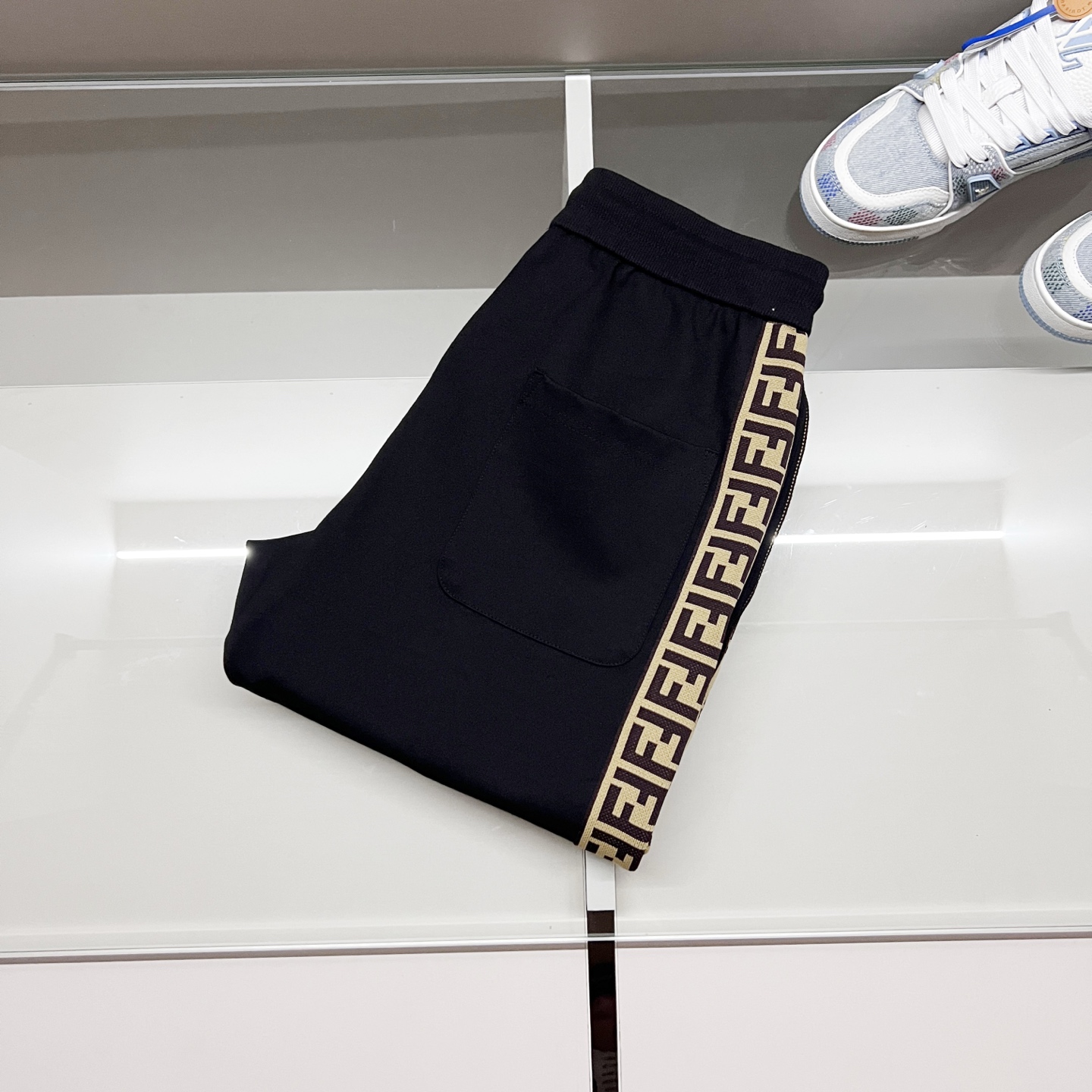 Pantalón de chándal Fendi negro con logo y franja lateral FF para hombre 11 i1757352282832 2466 0 9