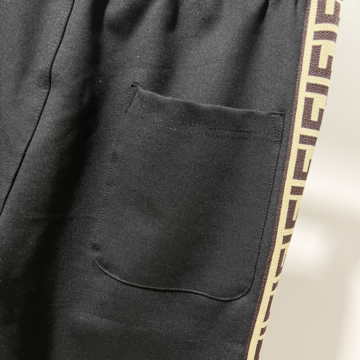 Pantalón de chándal Fendi negro con logo y franja lateral FF para hombre 5 i1757352284597 7391 0 3