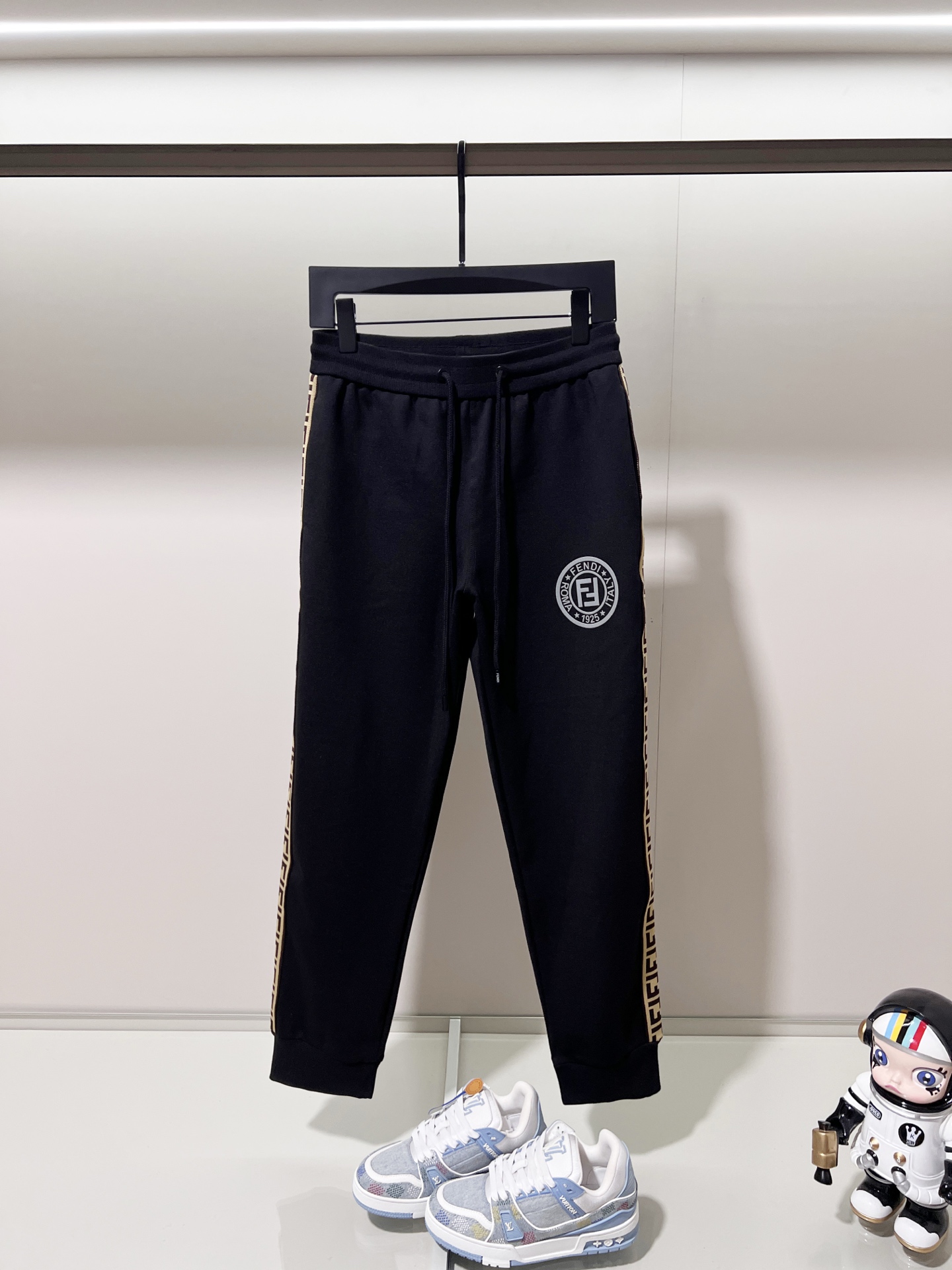 Pantalón de chándal Fendi negro con logo y franja lateral FF para hombre