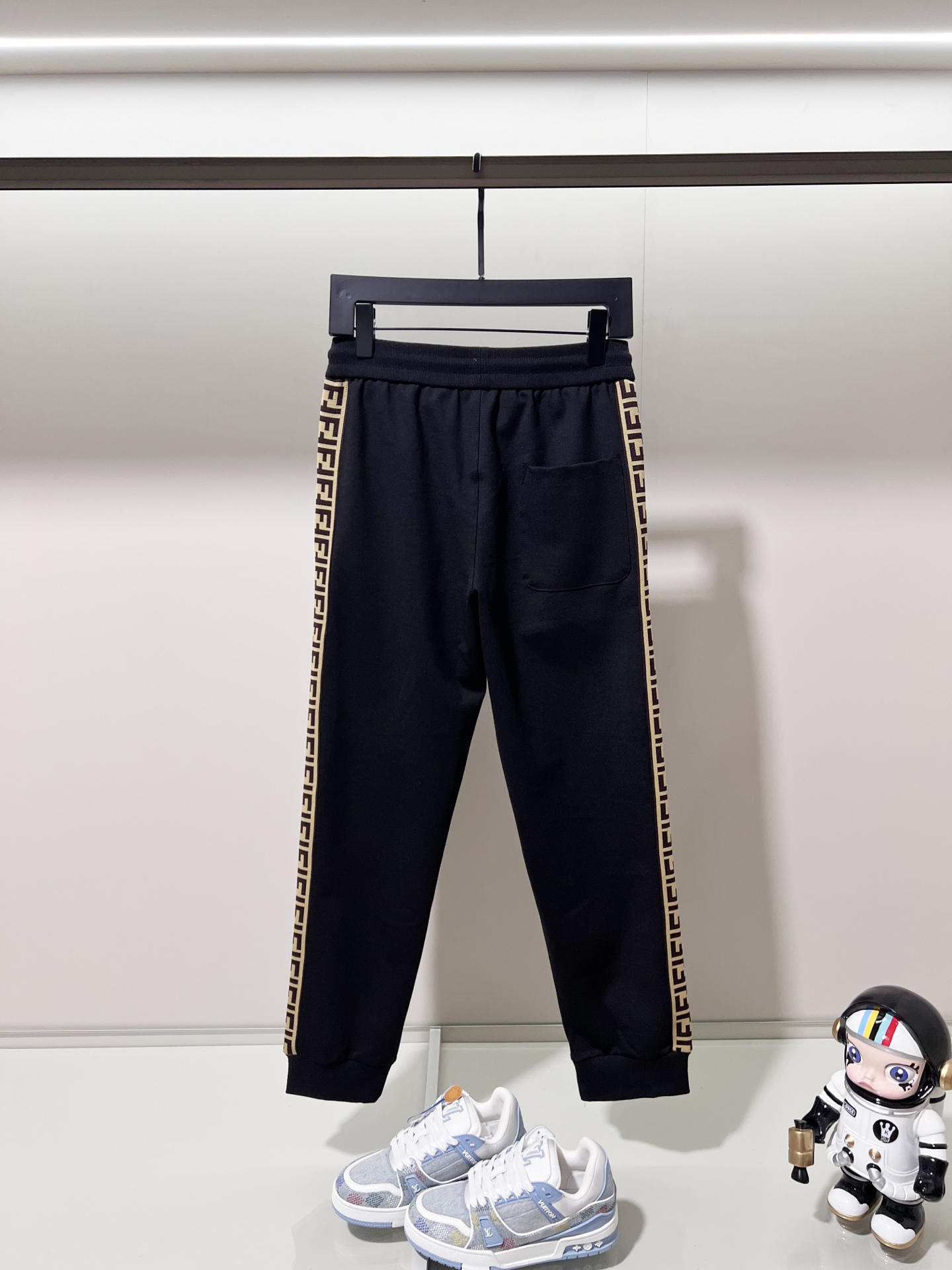 Pantalón de chándal Fendi negro con logo y franja lateral FF para hombre 3 i1757352284822 7292 0 1