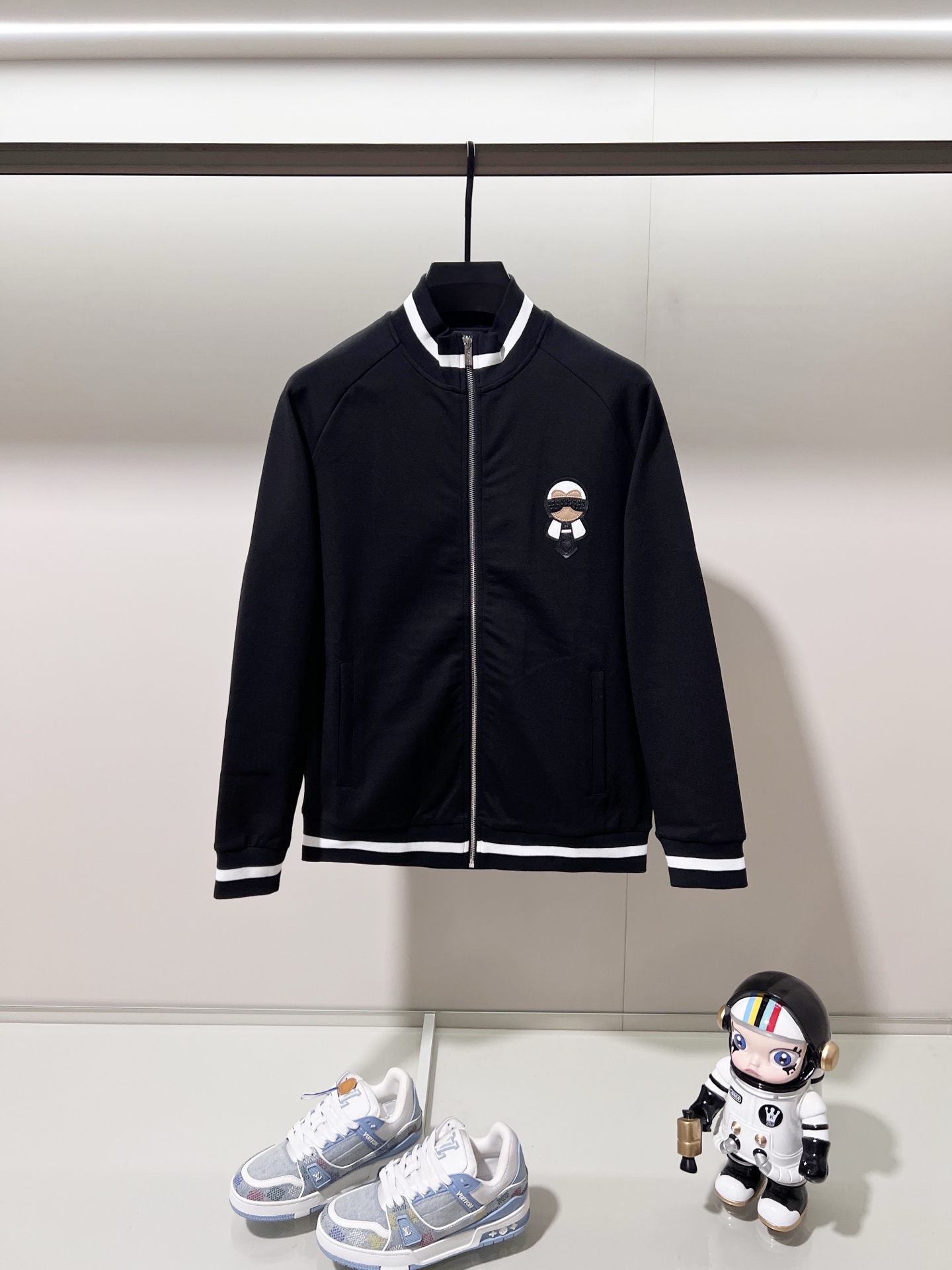 Chaqueta Bomber Fendi con Bordado Karl Lagerfeld – Elegancia y Estilo