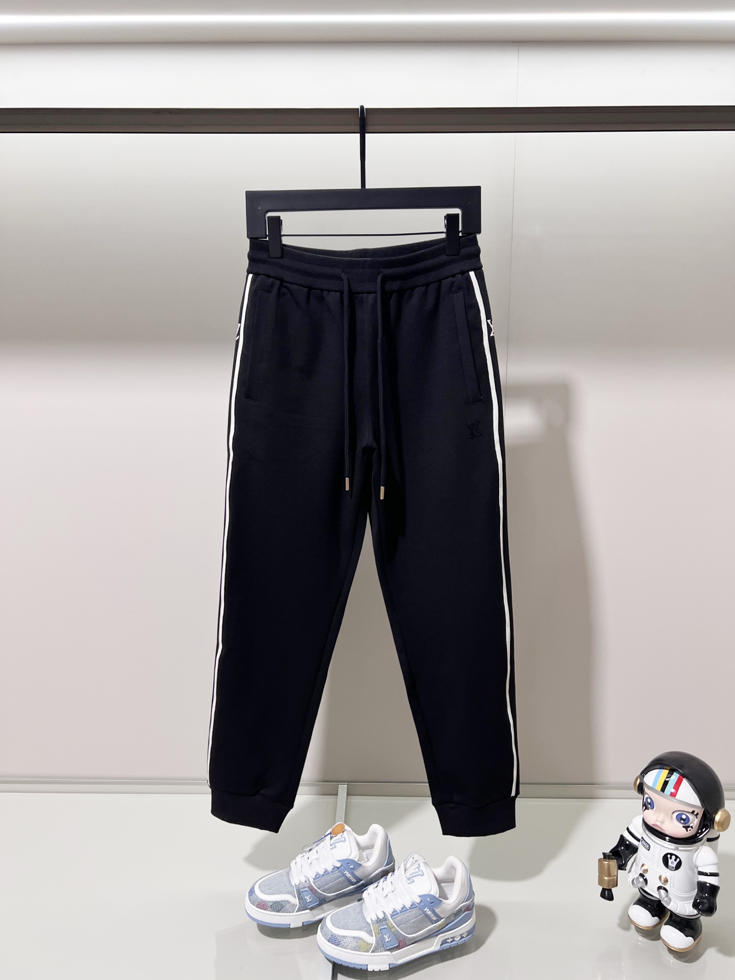 Louis Vuitton Pantalón Deportivo Casual con Logo Bordado y Detalles de Cinta