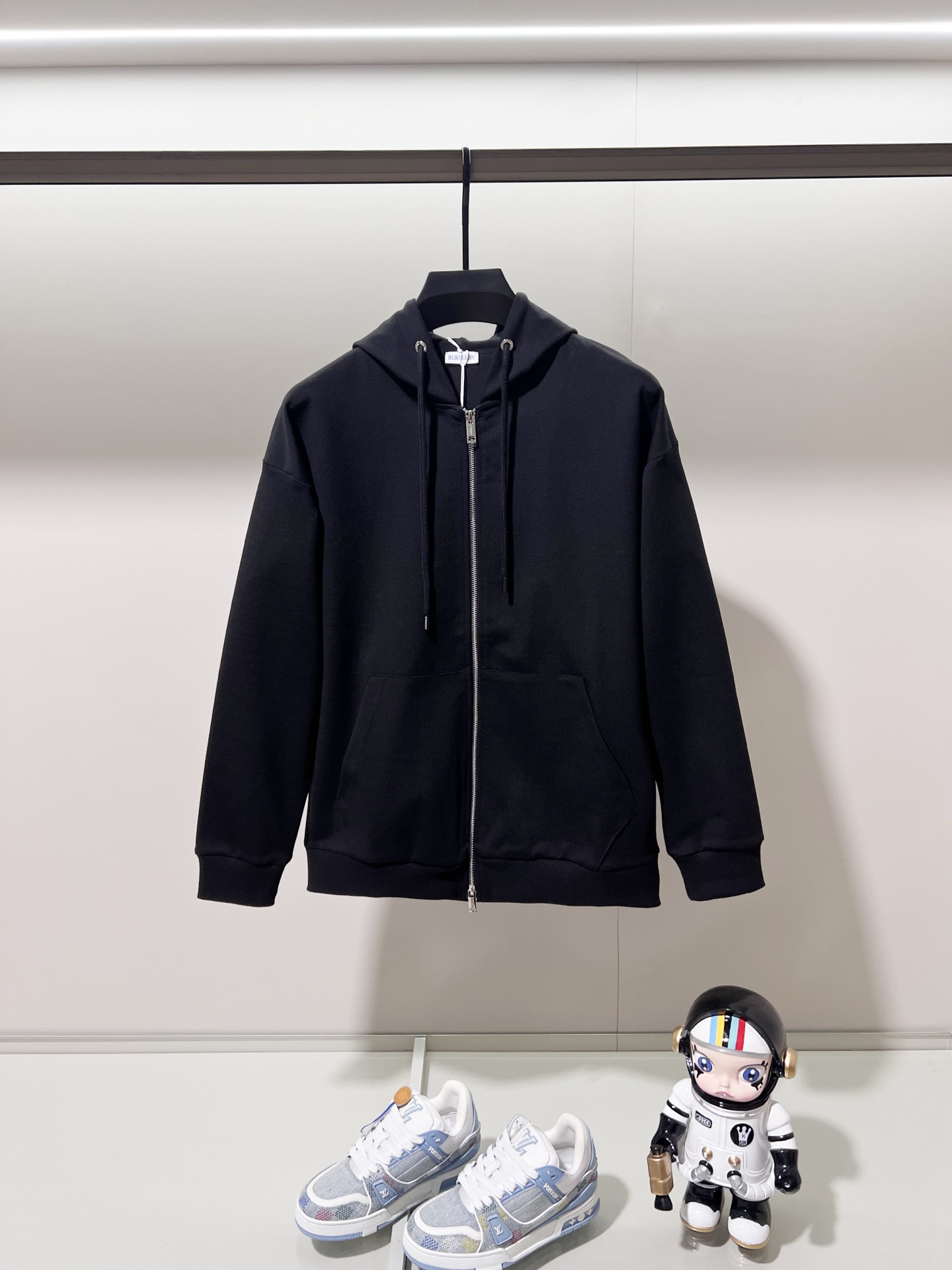 Chaqueta con Capucha y Cremallera Burberry de Tejido Personalizado – Elegancia Casual