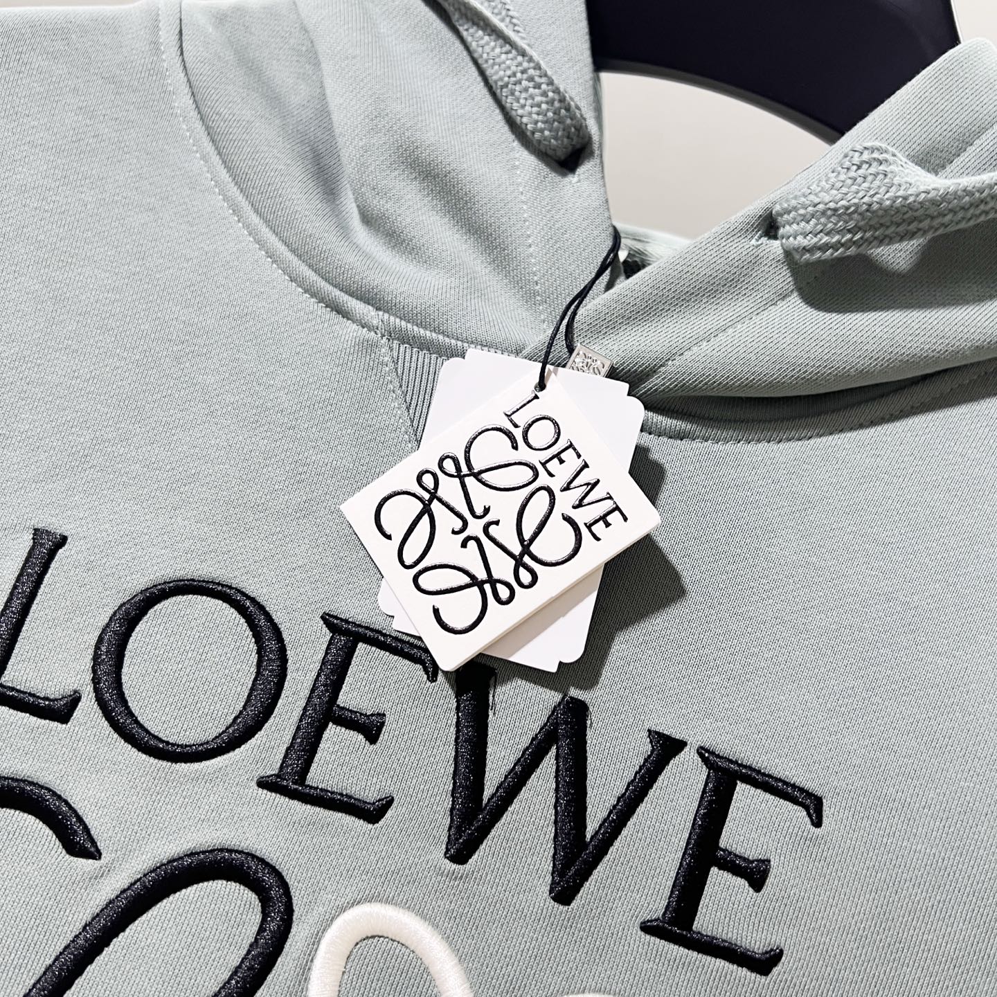 🅿️185
LOEWE/罗意威 420克纯棉连帽卫衣
立体拼色刺绣🪡大字母图腾LOGO标识
官方同步  高版本 高品质
时尚个性  百搭潮流
纯原品质  原版面料
吊牌 领标 水洗麦 三标齐全
颜色: 黑色.杏色.橙色.浅绿色.
尺码：XS-L