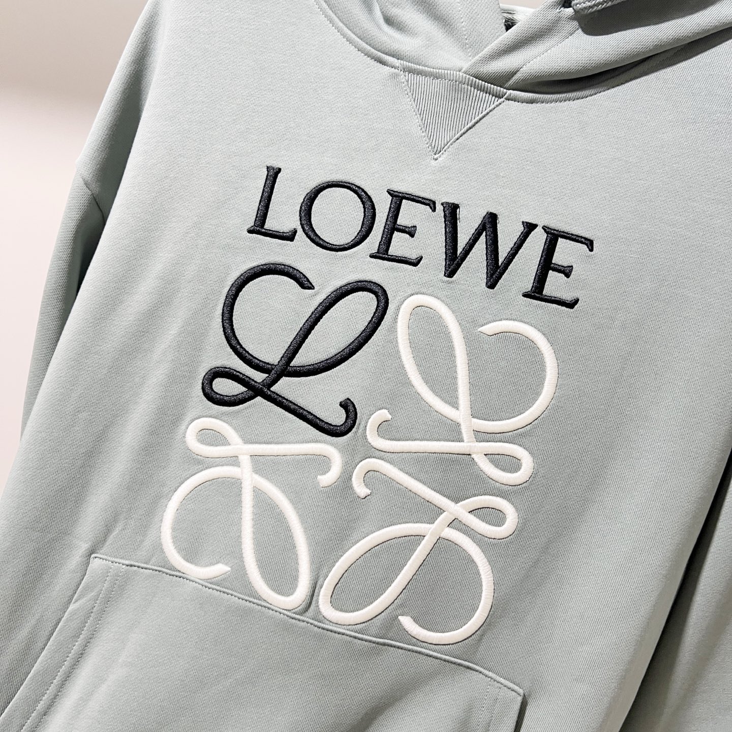 🅿️185
LOEWE/罗意威 420克纯棉连帽卫衣
立体拼色刺绣🪡大字母图腾LOGO标识
官方同步  高版本 高品质
时尚个性  百搭潮流
纯原品质  原版面料
吊牌 领标 水洗麦 三标齐全
颜色: 黑色.杏色.橙色.浅绿色.
尺码：XS-L