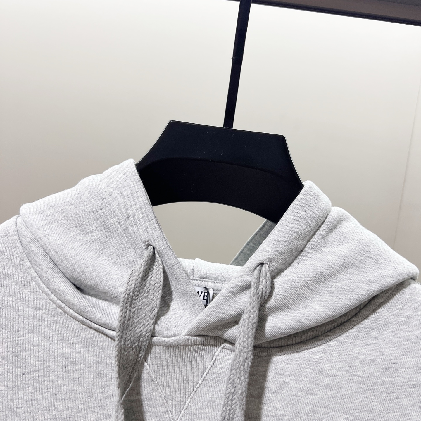 🅿️185
LOEWE/罗意威 420克纯棉连帽卫衣
精简拼色刺绣🪡小标LOGO经典标识
官方同步  高版本 高品质
时尚个性  百搭潮流
纯原品质  原版面料
吊牌 领标 水洗麦 三标齐全
颜色: 黑色.杏色.灰色.
尺码：XS-L