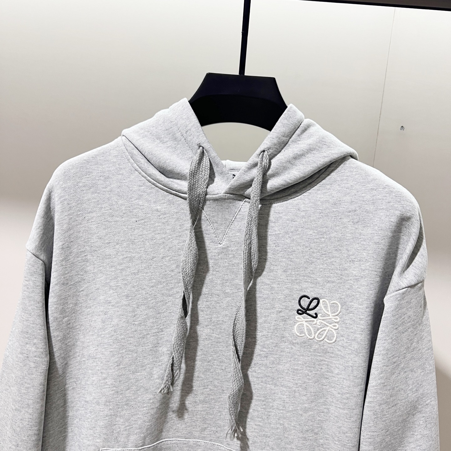 🅿️185
LOEWE/罗意威 420克纯棉连帽卫衣
精简拼色刺绣🪡小标LOGO经典标识
官方同步  高版本 高品质
时尚个性  百搭潮流
纯原品质  原版面料
吊牌 领标 水洗麦 三标齐全
颜色: 黑色.杏色.灰色.
尺码：XS-L