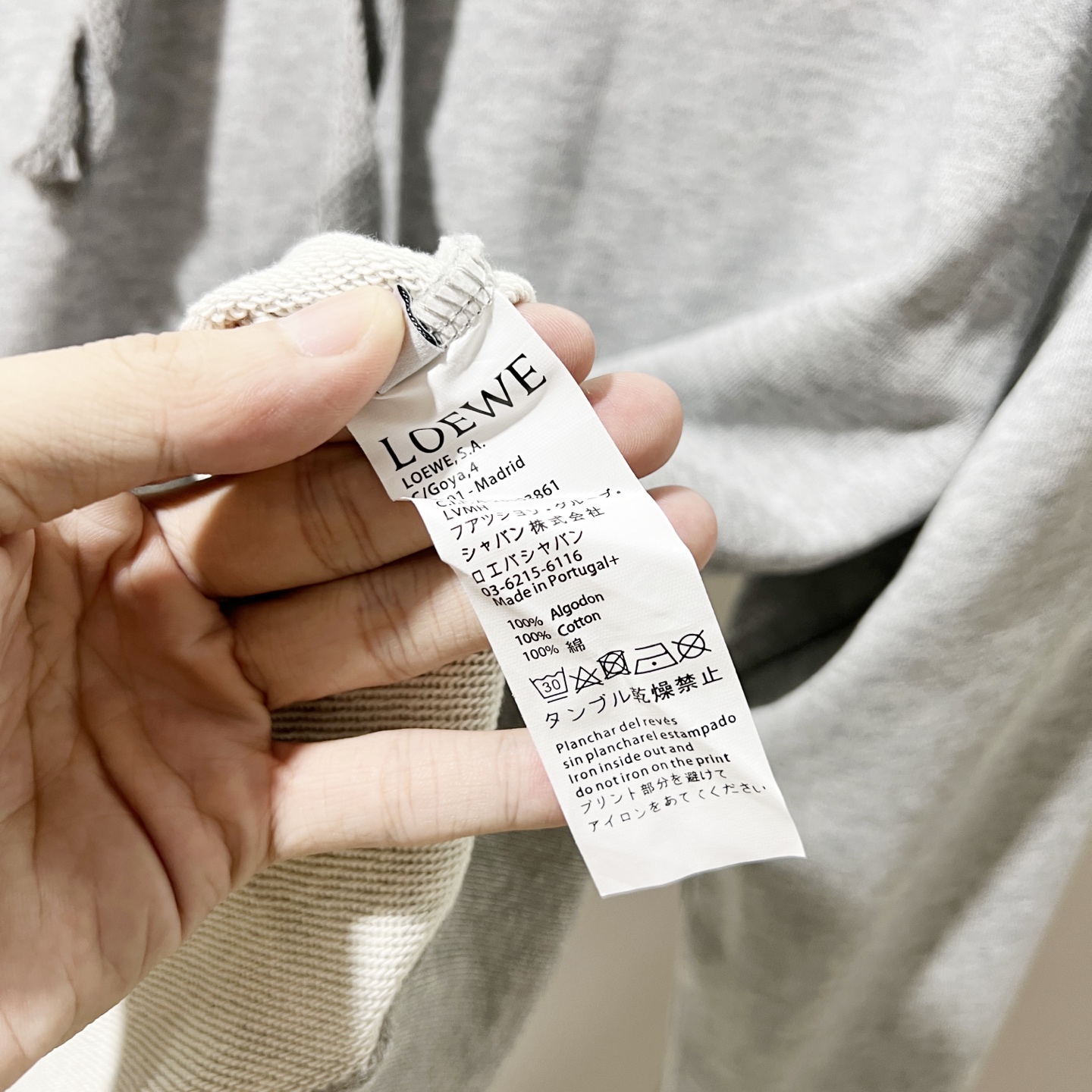 🅿️185
LOEWE/罗意威 420克纯棉连帽卫衣
精简拼色刺绣🪡小标LOGO经典标识
官方同步  高版本 高品质
时尚个性  百搭潮流
纯原品质  原版面料
吊牌 领标 水洗麦 三标齐全
颜色: 黑色.杏色.灰色.
尺码：XS-L