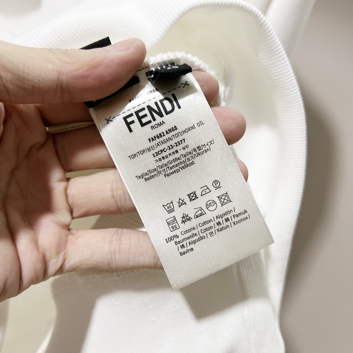 🅿️165
FENDI/芬迪 420克纯棉圆领卫衣
七彩FF字母LOGO小标刺绣🪡假口袋拉链标识
官方同步  高版本 高品质
时尚个性  百搭潮流
纯原品质  原版面料
吊牌 领标 水洗麦 三标齐全
颜色: 黑色.白色.
尺码：XS-L