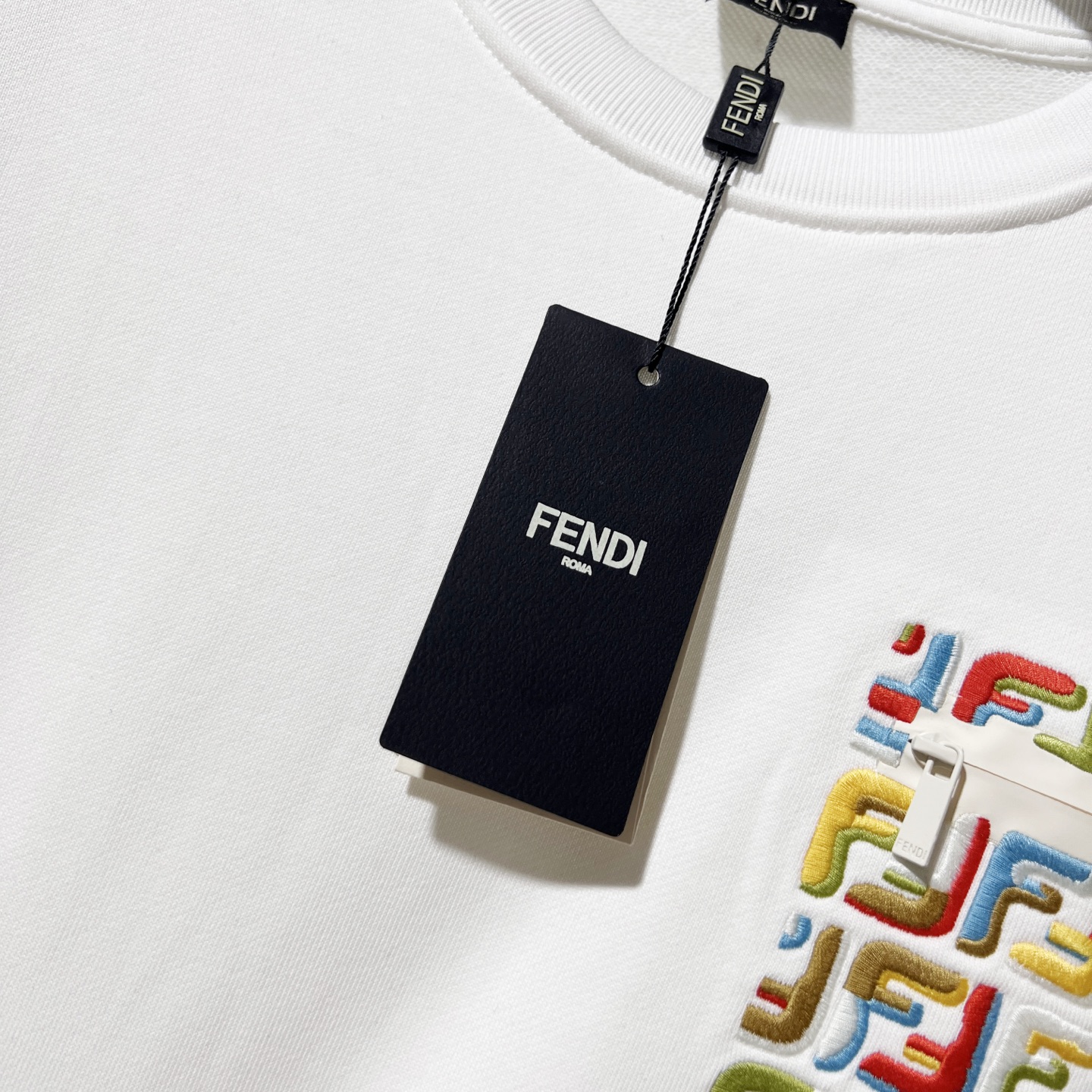 🅿️165
FENDI/芬迪 420克纯棉圆领卫衣
七彩FF字母LOGO小标刺绣🪡假口袋拉链标识
官方同步  高版本 高品质
时尚个性  百搭潮流
纯原品质  原版面料
吊牌 领标 水洗麦 三标齐全
颜色: 黑色.白色.
尺码：XS-L