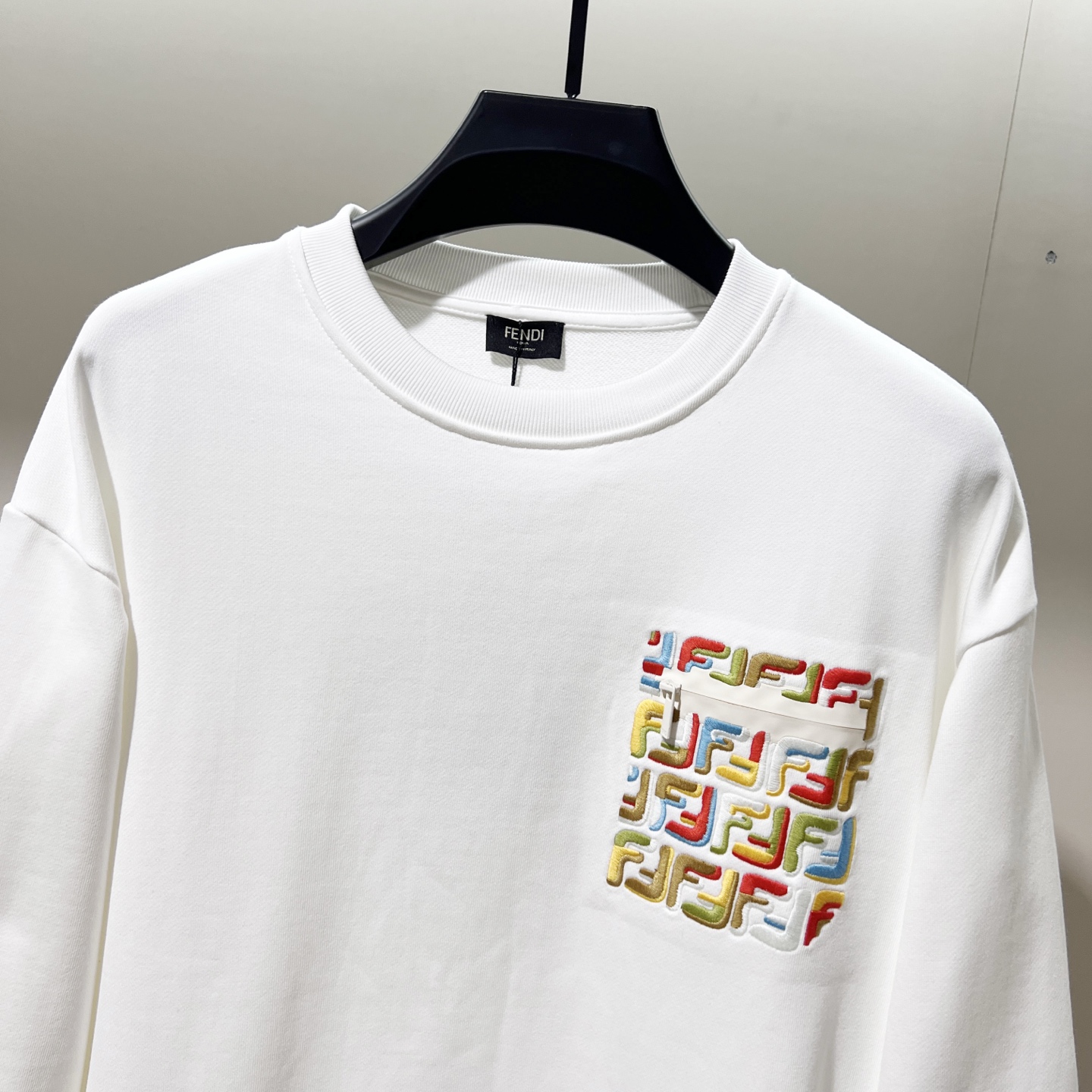 🅿️165
FENDI/芬迪 420克纯棉圆领卫衣
七彩FF字母LOGO小标刺绣🪡假口袋拉链标识
官方同步  高版本 高品质
时尚个性  百搭潮流
纯原品质  原版面料
吊牌 领标 水洗麦 三标齐全
颜色: 黑色.白色.
尺码：XS-L