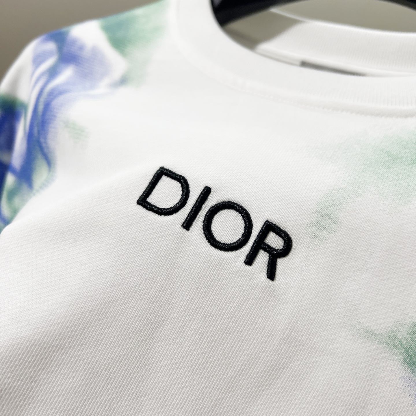 🅿️165
DIOR/迪奥 420克纯棉圆领卫衣
刺绣🪡微标字母LOGO炫彩手臂印花标识
官方同步  高版本 高品质
时尚个性  百搭潮流
纯原品质  原版面料
吊牌 领标 水洗麦 三标齐全
颜色: 黑色.白色.
尺码：XS-L