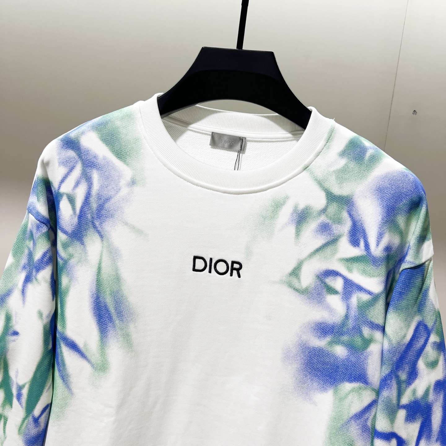 🅿️165
DIOR/迪奥 420克纯棉圆领卫衣
刺绣🪡微标字母LOGO炫彩手臂印花标识
官方同步  高版本 高品质
时尚个性  百搭潮流
纯原品质  原版面料
吊牌 领标 水洗麦 三标齐全
颜色: 黑色.白色.
尺码：XS-L
