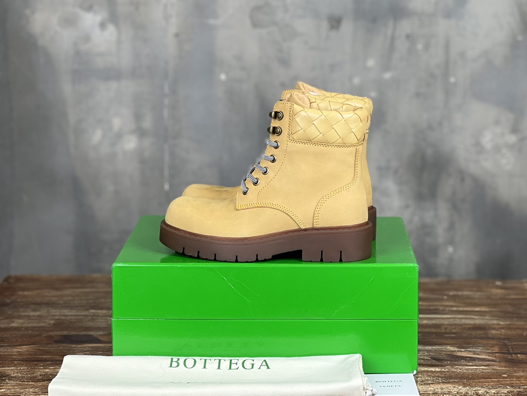 Bottega Veneta Top
 Martin Boots Fall/Winter Collection