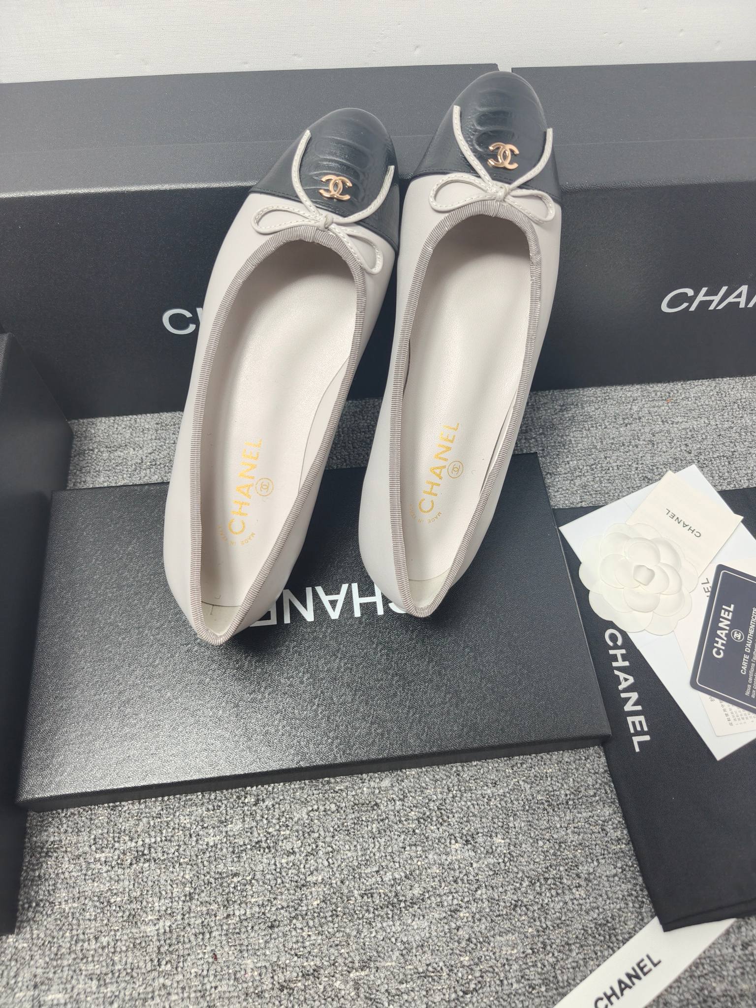 p240chan*l🔺Zapatillas de ballet clásicas con talón descubierto Como dijo la Sra. Coco Chanel: ¡La moda es pasajera, pe…