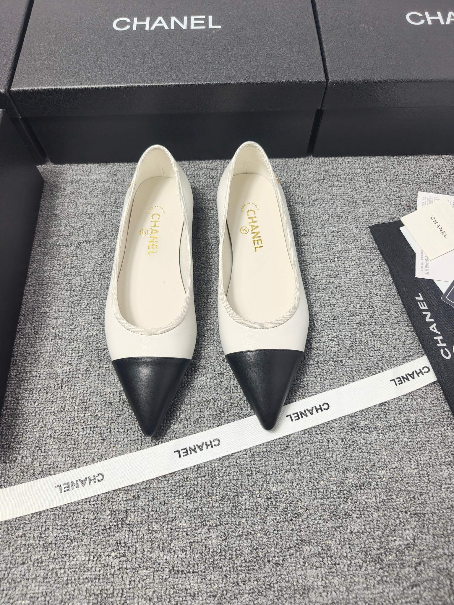 NO:705654,2026 Autumn and Winter New CHANEL Chanel Small Fragrance Style Flat Bottom Pointed Toe Mary Jane Two-Color Spliced ​​Shoes. Grandma Xiang’s consistent elegant ladylike temperament and full sense of luxury!  It’s very nice on the feet~Whether it’s worn barefoot or paired with skirts or trousers, it’s very versatile!  Incomparably beautiful!  It’s so special. I’m very impressed with my details and my ability to take pictures (the version bought at the counter is developed and made according to the authentic 11, the details are perfect, more refined and durable, the upper foot is very pedicure type, the key is easy to control), the fabric is original custom-made sheepskin fabric, sheepskin lining, outsole, Italian genuine leather outsole, size 34-42 (34, 40, 41, 42 customized, non-returnable), single shoes, chanel, chanel, mary jane, skirts, sheepskin, Leather  soles198609092026秋冬新款CHANEL 香奈儿小香风平底尖头玛丽珍双色拼接单鞋 香奶奶家一贯的优雅名媛气质 高级感十足！上脚非常nice～不管光脚穿或搭配裙装、裤装、都非常百搭！无敌美！特别仙 认准我家细节实力拍（专柜买版按正品11开发做货, 细节完美 更加精致耐看 上脚非常修脚型 重点是很好驾驭） 面料原版定制羊皮面料 内里羊皮 大底意大利真皮大底 尺码34-42（34、40、41、42定做、不退换）,单鞋,chanel,chanel,mary jane,skirts,sheepskin,Leather soles,Women's Shoes