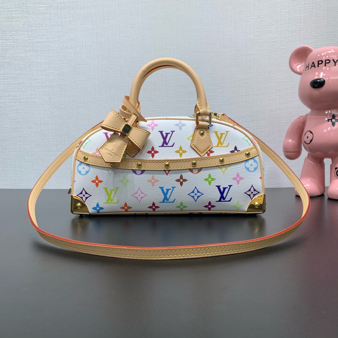 NO:187015,【Original real photo】Model number M13084 with original Handbag East West handbag comes from Louis Vuitton x Murakami reprint series, which depicts the full Monogram pattern in the iconic rainbow tone written by the artist. The horizontal configuration is smooth, the top handle, stud side strap, removable and adjustable shoulder strap and LV x TM key bag are incorporated into cowhide leather details, exquisite corners to greet the brand's traditional suitcase design. 14 x 10 x 27 cm (height x width x length), authentic LV, louis vuitton, louis vuitton, cowhide19860909【 原厂实拍】款号M13084 带原版 款 Handbag East West 手袋出自路易威登 x 村上隆再版系列,以艺术家笔下标志性的彩虹色调描摹全幅 Monogram 图案.横向构型线条流畅,顶部手柄、饰钉侧带、可拆卸并调节的肩带和 LV x TM 钥匙包融入牛皮革细节,考究包角致意品牌传统行李箱设计. 14 x 10 x 27 厘米 (高 x 宽 x 长度),正品级LV,louis vuitton,louis vuitton,cowhide,Bag
