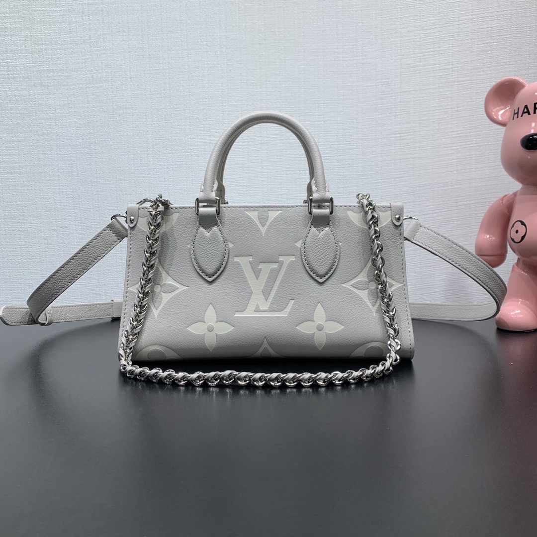 NO:187018,【Original Real Shot】Model number M14213 Taro Gray with Original Version This OnTheGo East West handbag comes from the LV Milky Way series, which is the iconic Monogram Empreinte leather rendered in season, and is complemented by shiny metal parts and removable braided chains. The inner and outer compartments can be organized to store daily needs in an orderly manner, and the compact configuration is convenient to carry in various ways. 13 x 10 x 25 cm (height x width x length), genuine LV, louis vuitton19860909【 原厂实拍】款号M14213香芋灰 带原版 本款 OnTheGo East West 手袋出自 LV Milky Way 系列,为标志性 Monogram Empreinte 皮革渲染当季色彩,与亮泽金属件和可拆卸编织链条交相辉映.内外隔层可有序收纳日常所需,紧凑构型方便以多种方式背携. 13 x 10 x 25 厘米 (高 x 宽 x 长度),正品级LV,louis vuitton,Bag