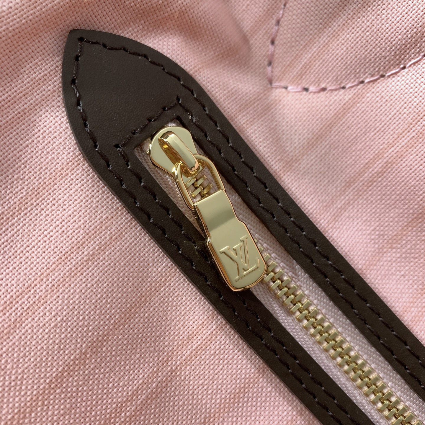 【顶级原单】 款号：N41603全钢狗扣 带163芯片     极具传奇色彩的 Neverfull 手袋总是能够满足您对