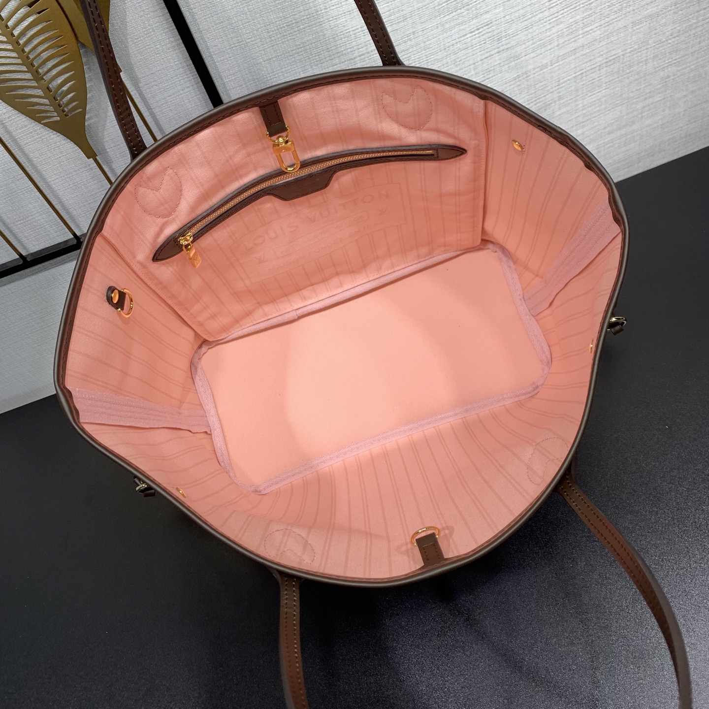 【顶级原单】 款号：N41603全钢狗扣 带163芯片     极具传奇色彩的 Neverfull 手袋总是能够满足您对