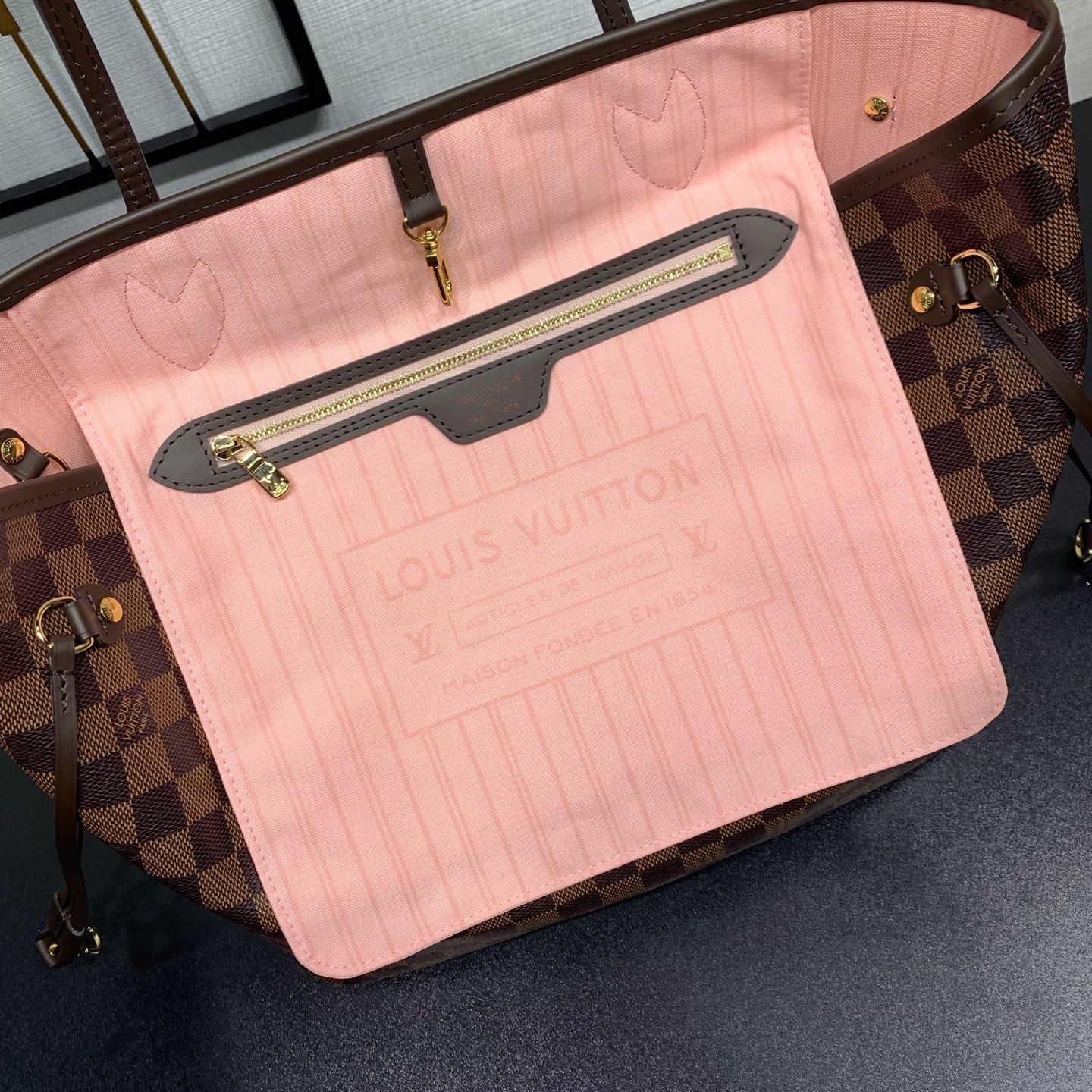 【顶级原单】 款号：N41603全钢狗扣 带163芯片     极具传奇色彩的 Neverfull 手袋总是能够满足您对