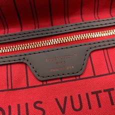 【顶级原单】 款号:N40600全钢狗扣 带163芯片 本款 Neverfull 小号手袋结合了经典设计与标志性 【顶级原单】 款号:N40600全钢狗扣 带163芯片 本款 Neverfull 小号手袋结合了经典设计与标志性